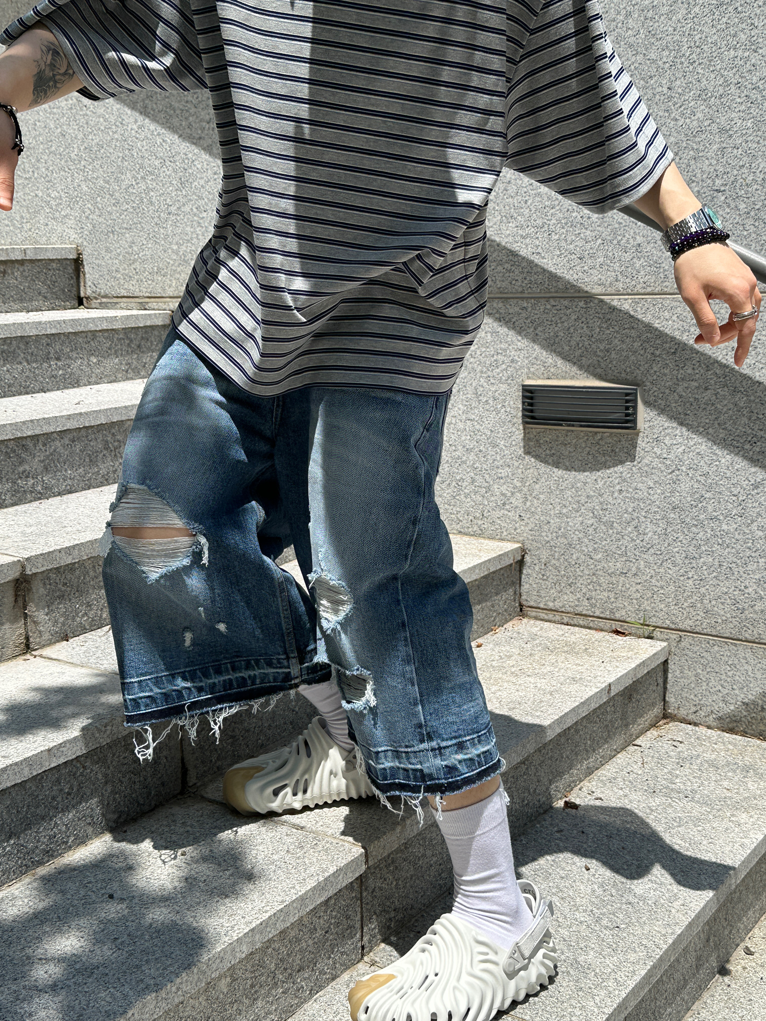 [KREAM 단독] Civision by CSC Double Collar Polo Grey Blue Striped, [더블적립]Farfromwhat Far VTG Jean Shorts Blue 착용 스타일 - 3