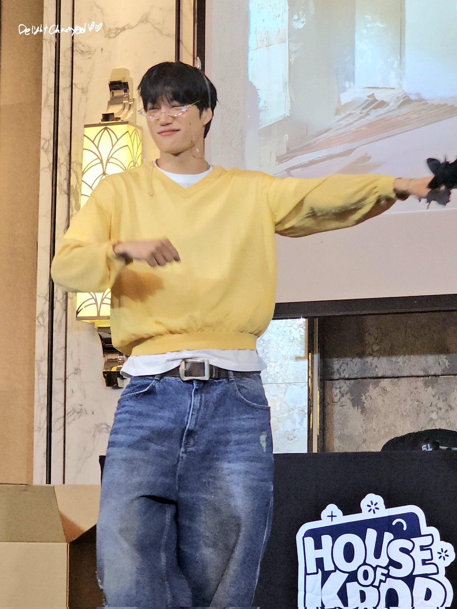 STU Sheer V-neck Knit Yellow 착용 스타일