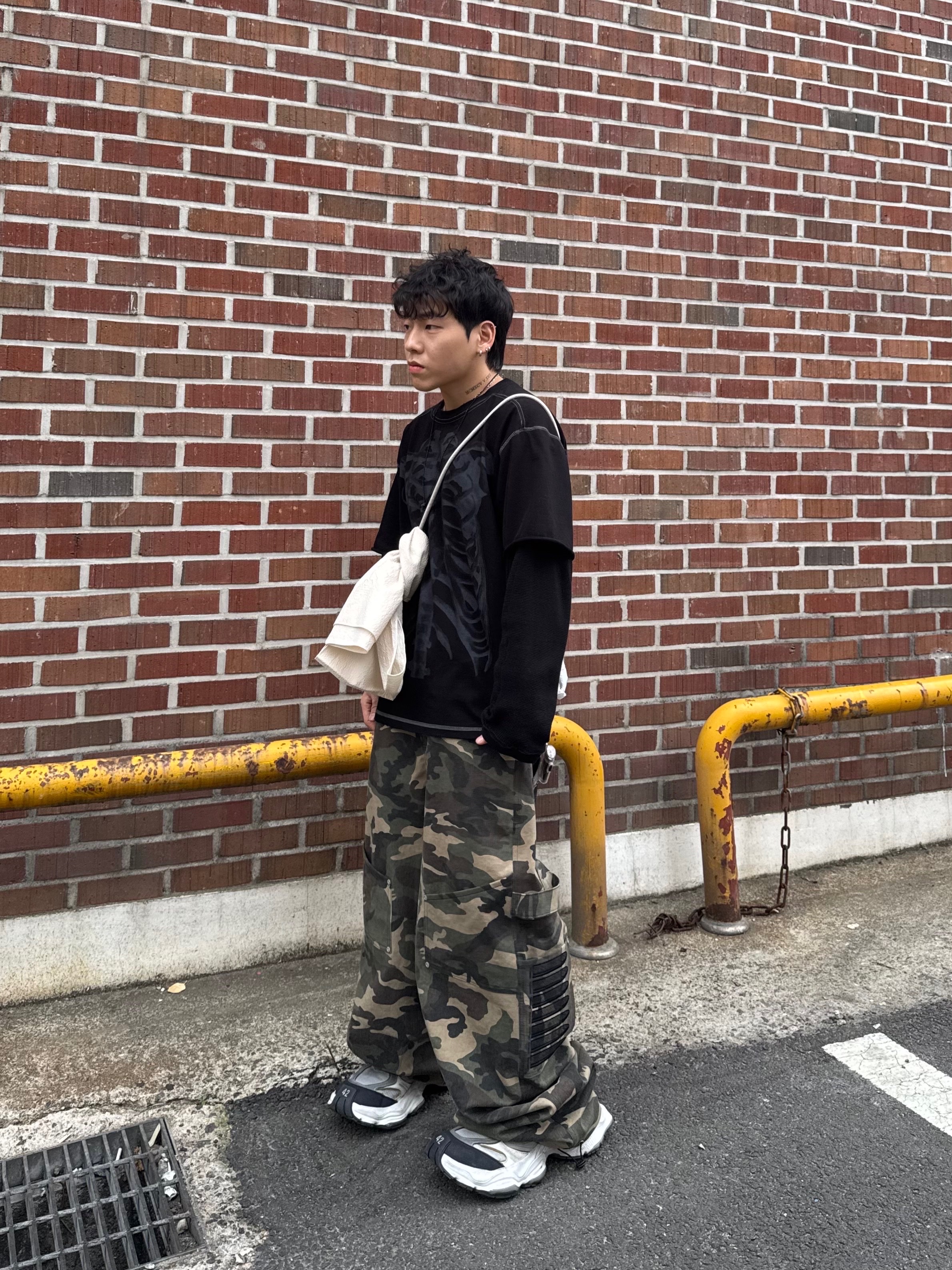 Balenciaga Cargo Sneakers White Grey 착용 스타일 - 3