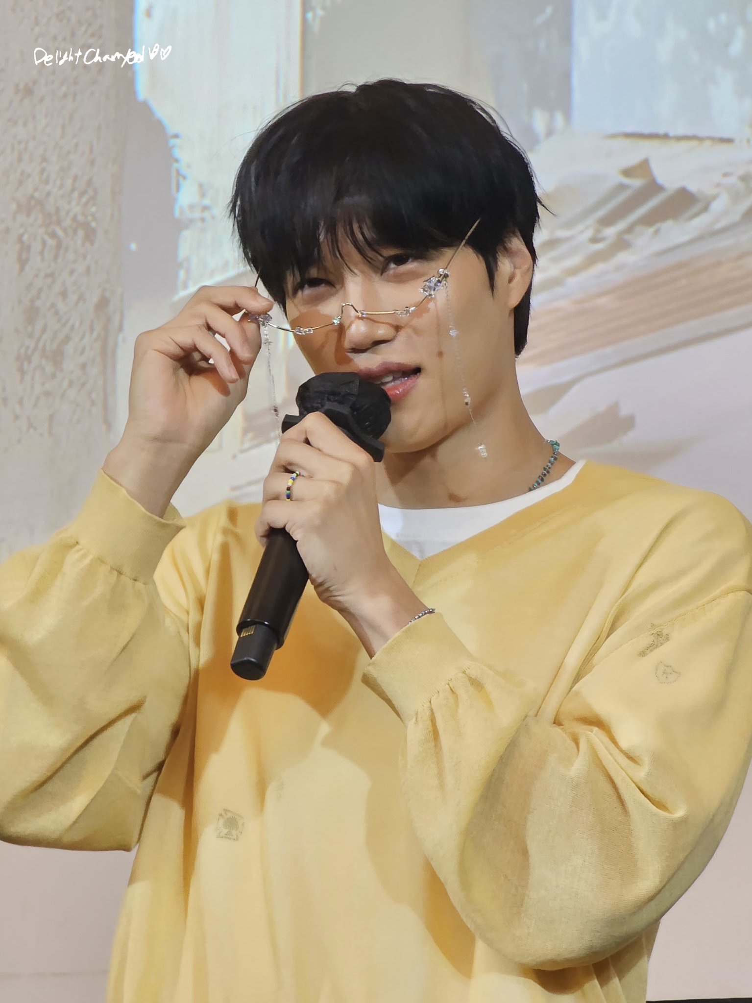 STU Sheer V-neck Knit Yellow 착용 스타일