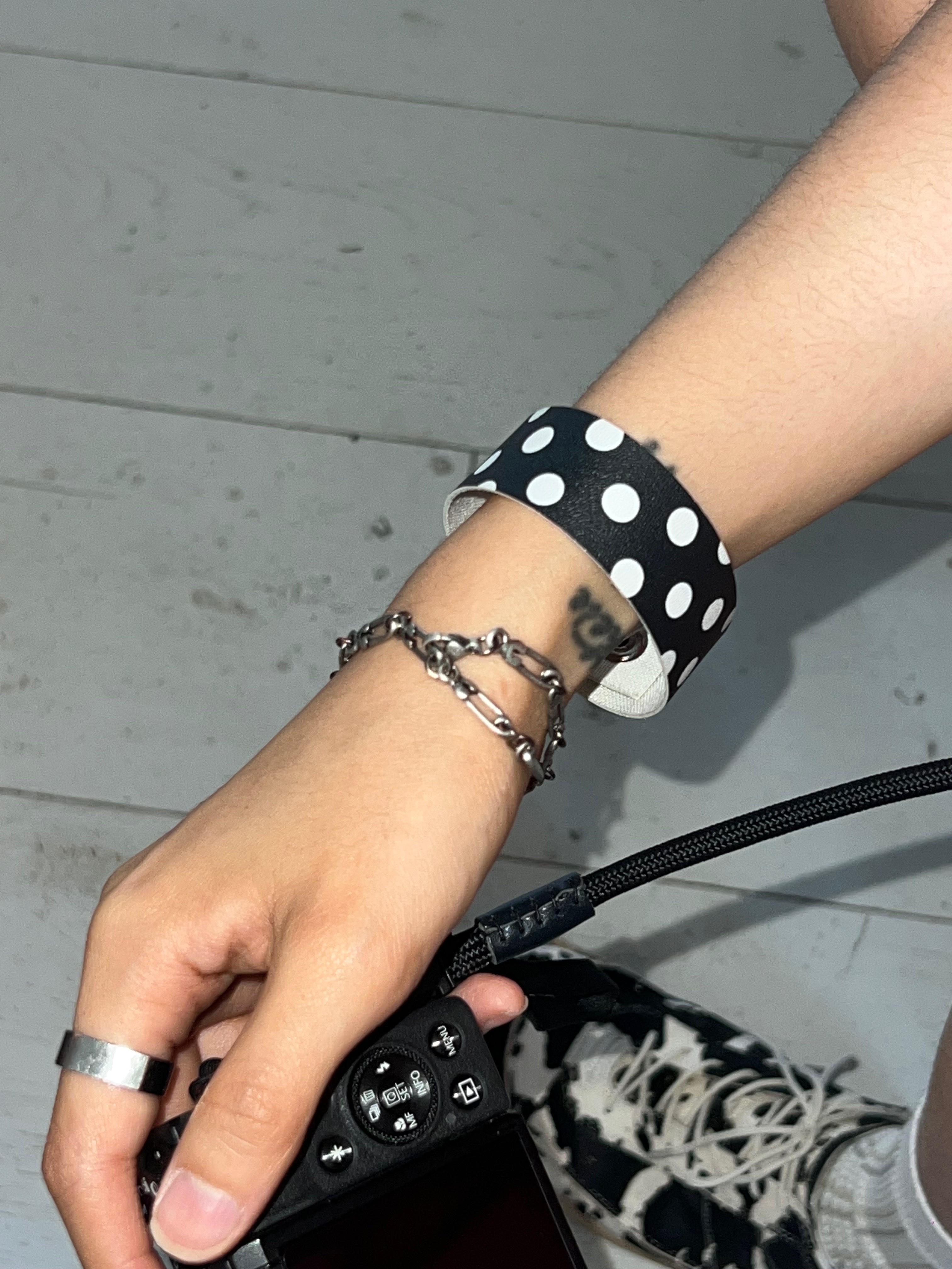 Hono Report Safety Pin Bracelet, Hono Report Printed Faux Leather Bracelet Type 2 착용 스타일 - 2