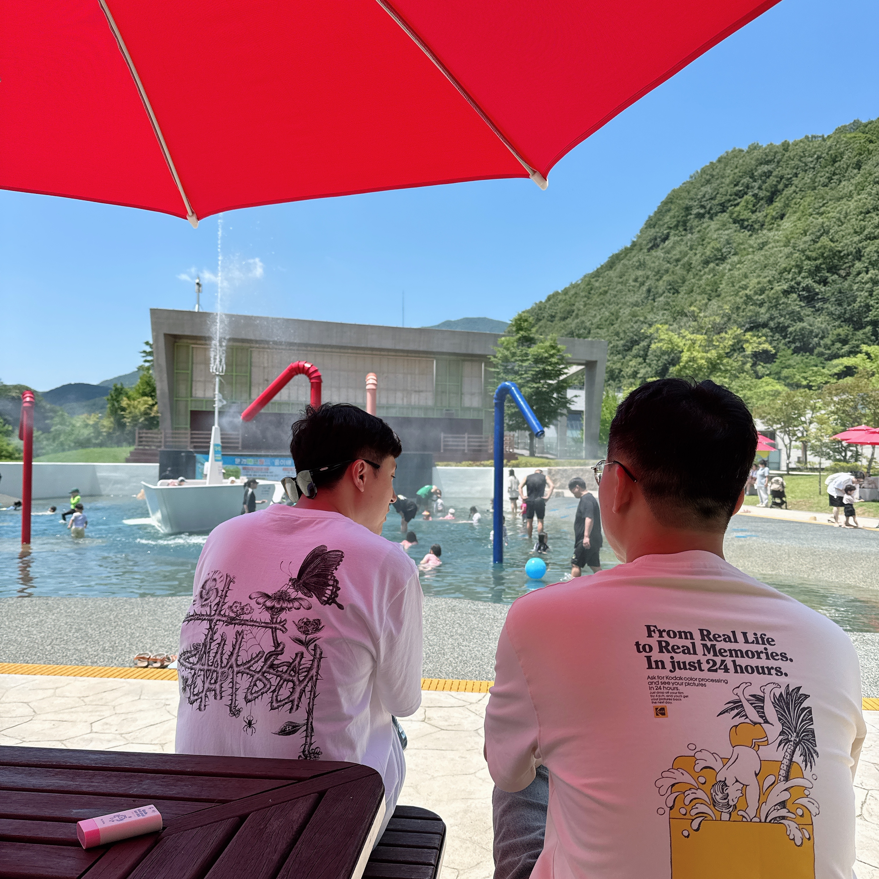 Stussy In Bloom T-Shirt White 착용 스타일 - 2