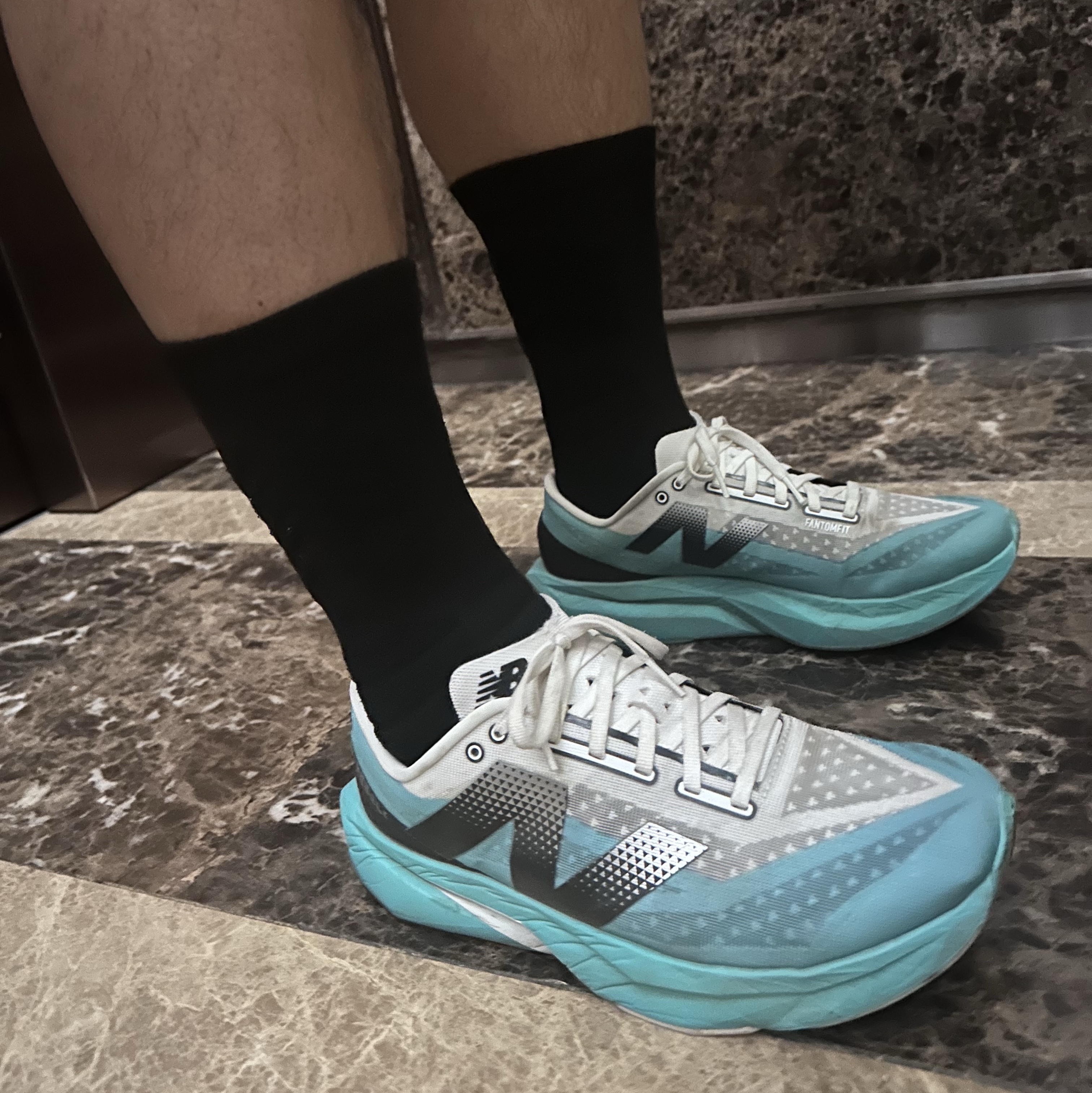 On Running Lightweight Cap Black, New Balance Fuelcell Rebel v4 Cyber Jade White - 2E Wide 착용 스타일 - 2