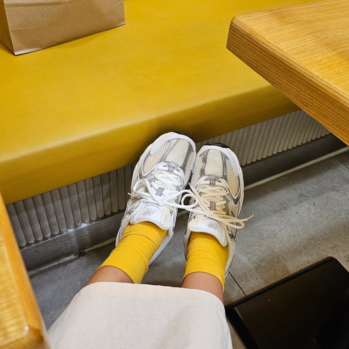 New Balance 530 Angora Cream Gold 착용 스타일