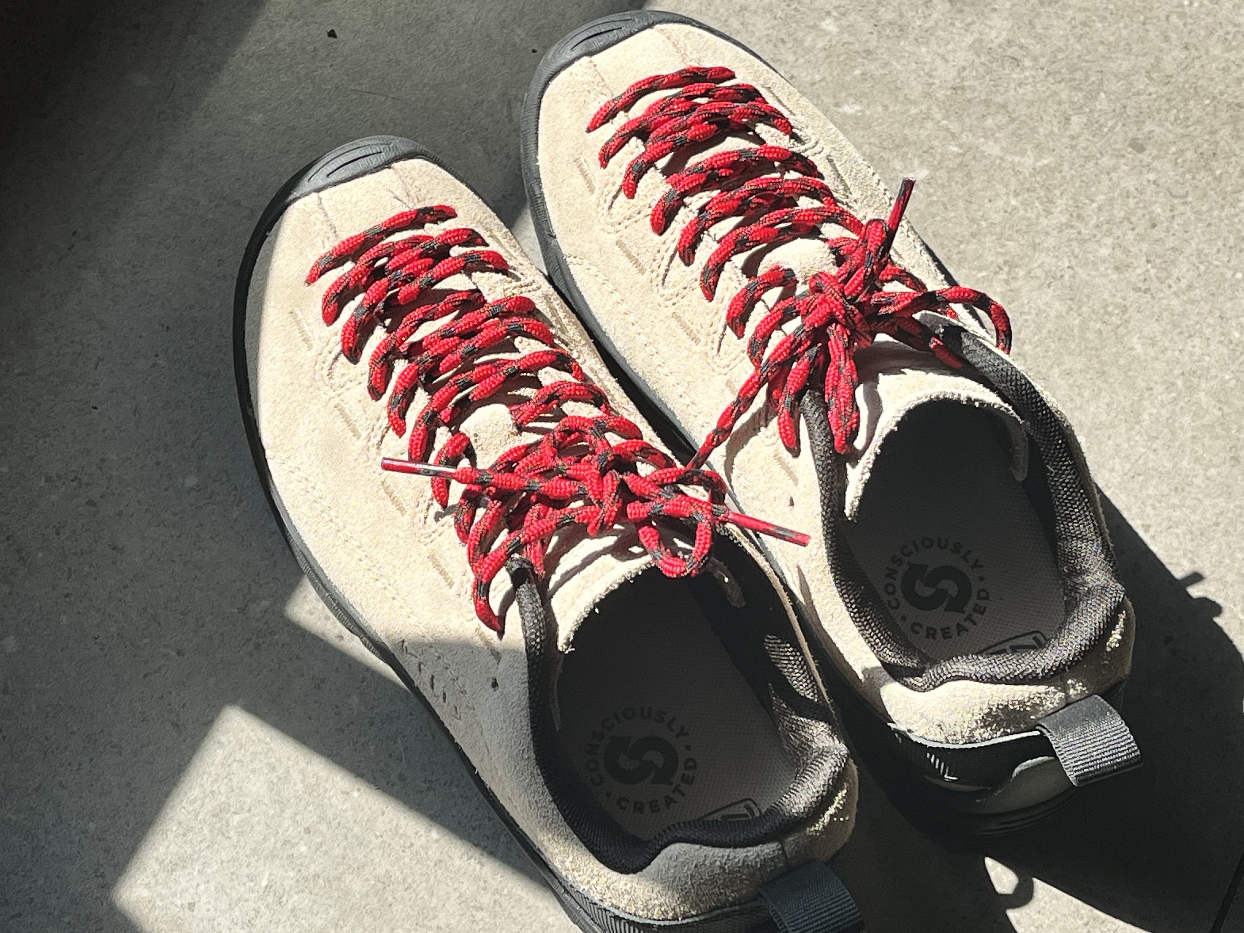 (W) Keen Jasper Suede Sneakers Silver Mink 착용 스타일 - 1