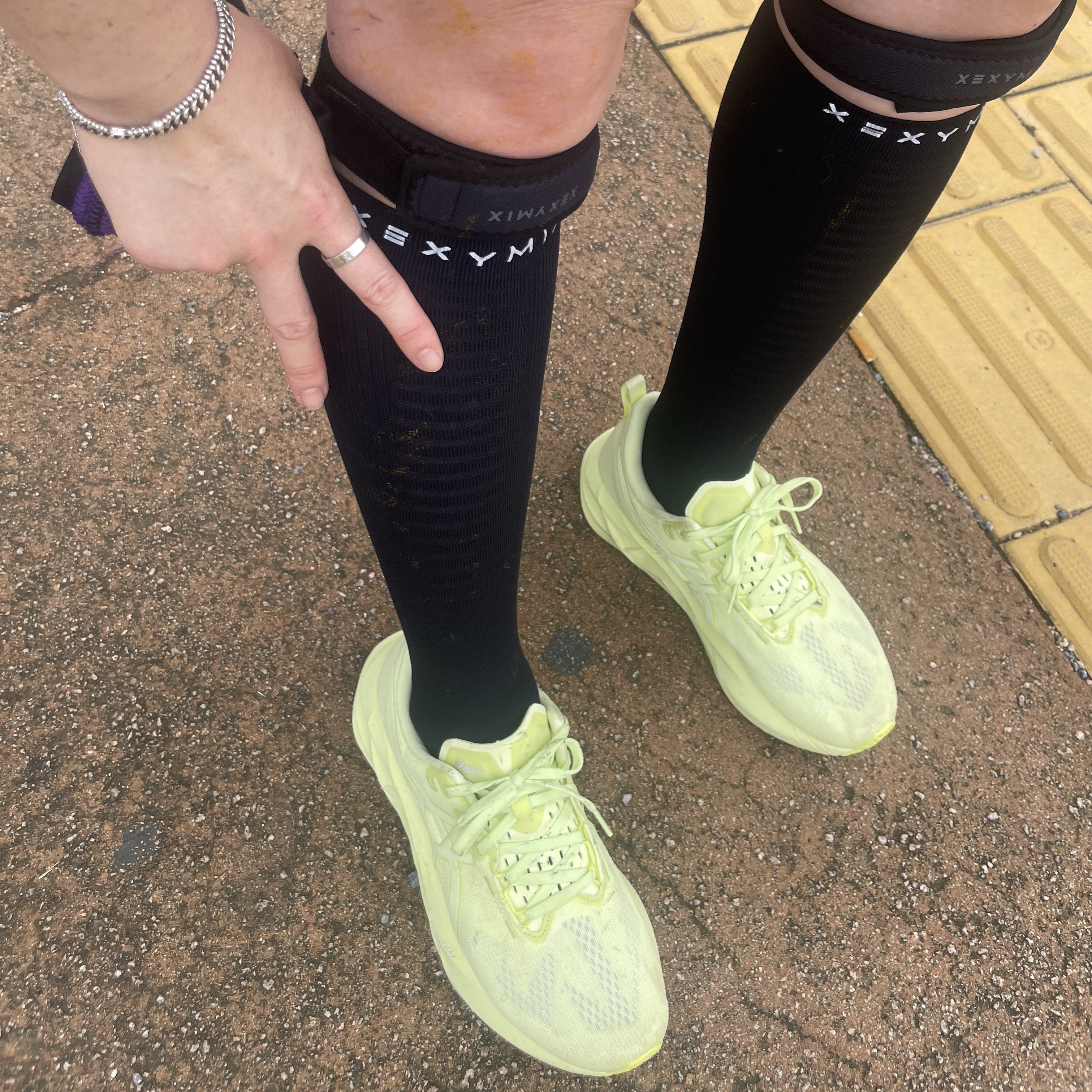 Asics Novablast 5 Lite Show Huddle Yellow 착용 스타일 - 2