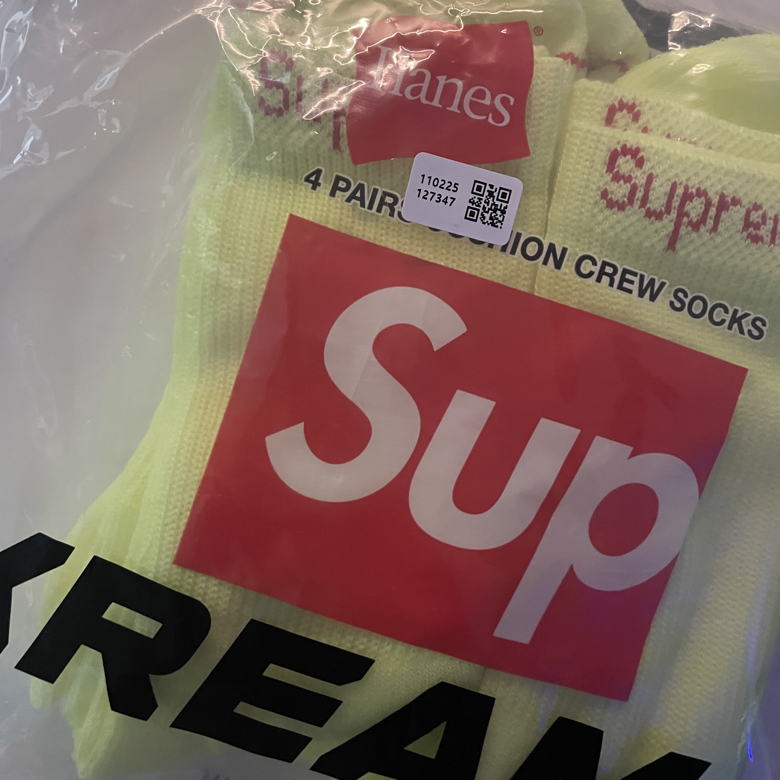 Supreme Hanes Crew Socks Fluorescent Yellow (4 Pack) 착용 스타일 - 1