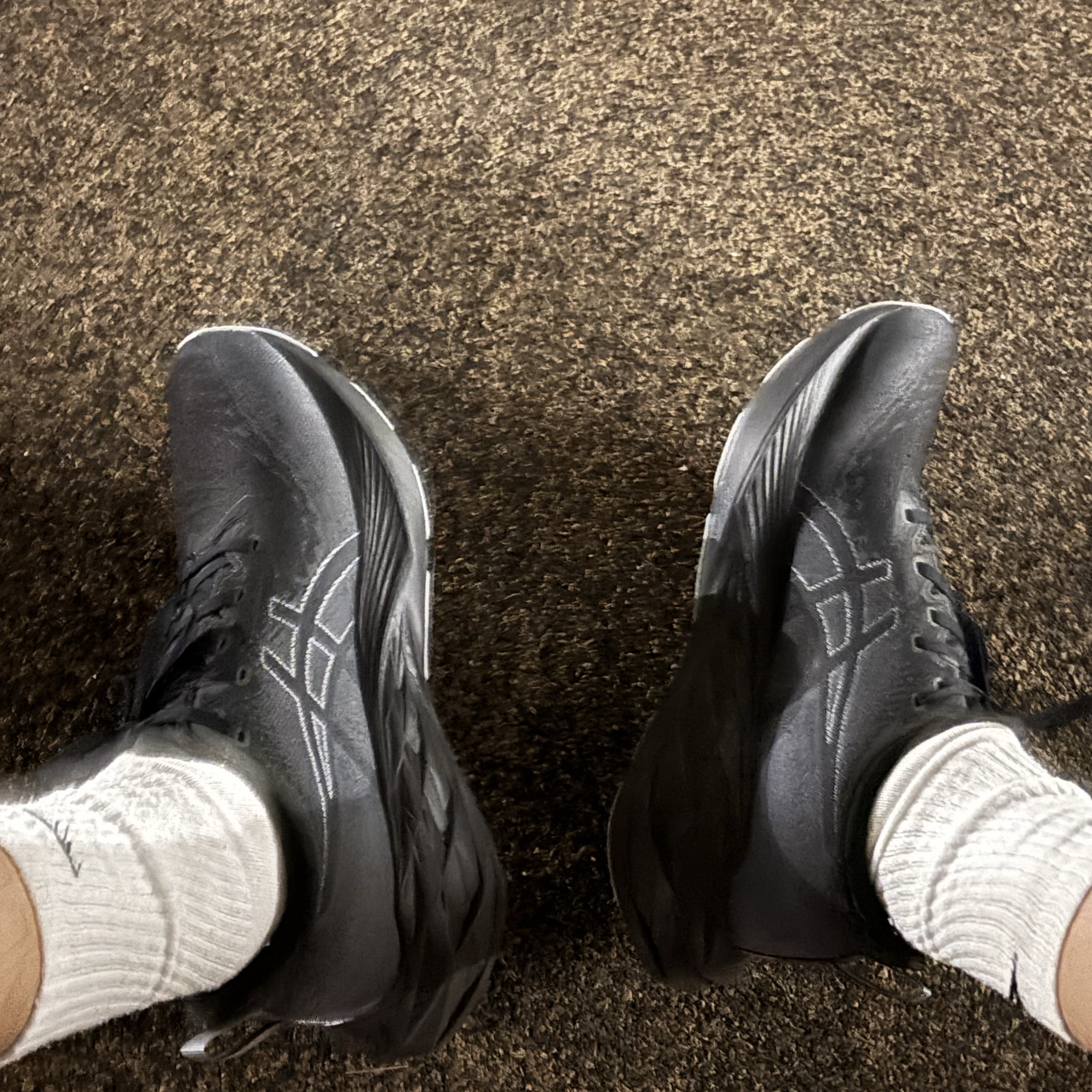 Asics Novablast 4 Black Graphite Grey 착용 스타일