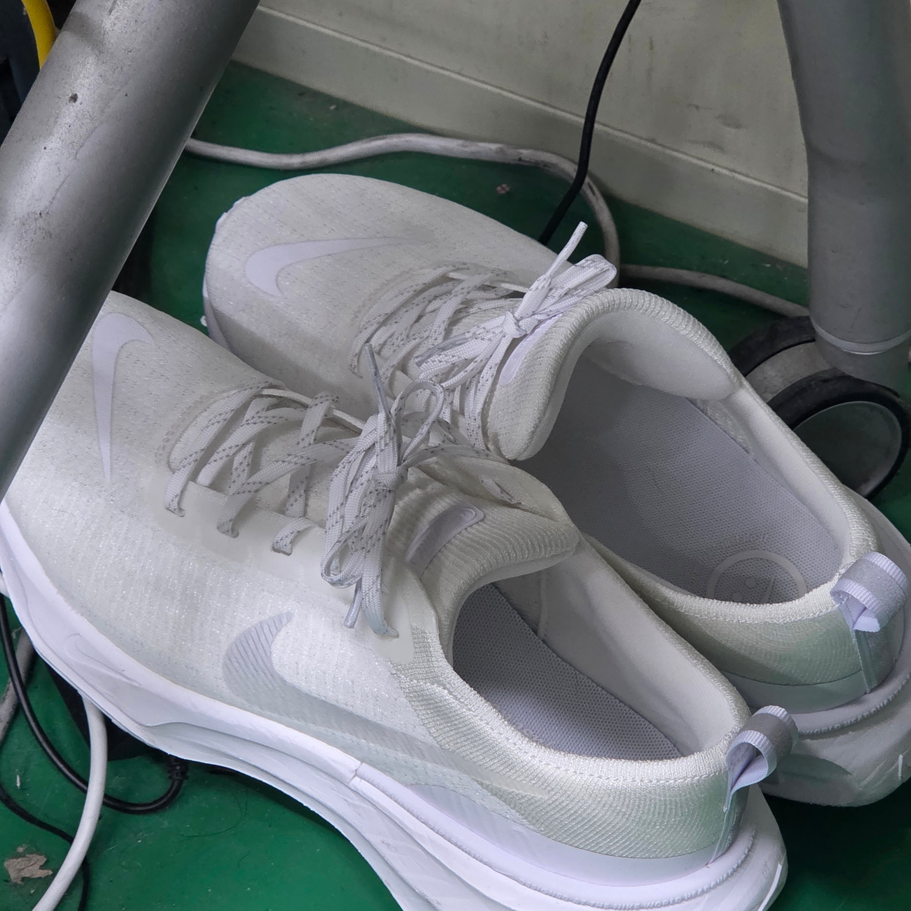 Nike ZoomX Invincible Run Flyknit 3 White Photon Dust 착용 스타일