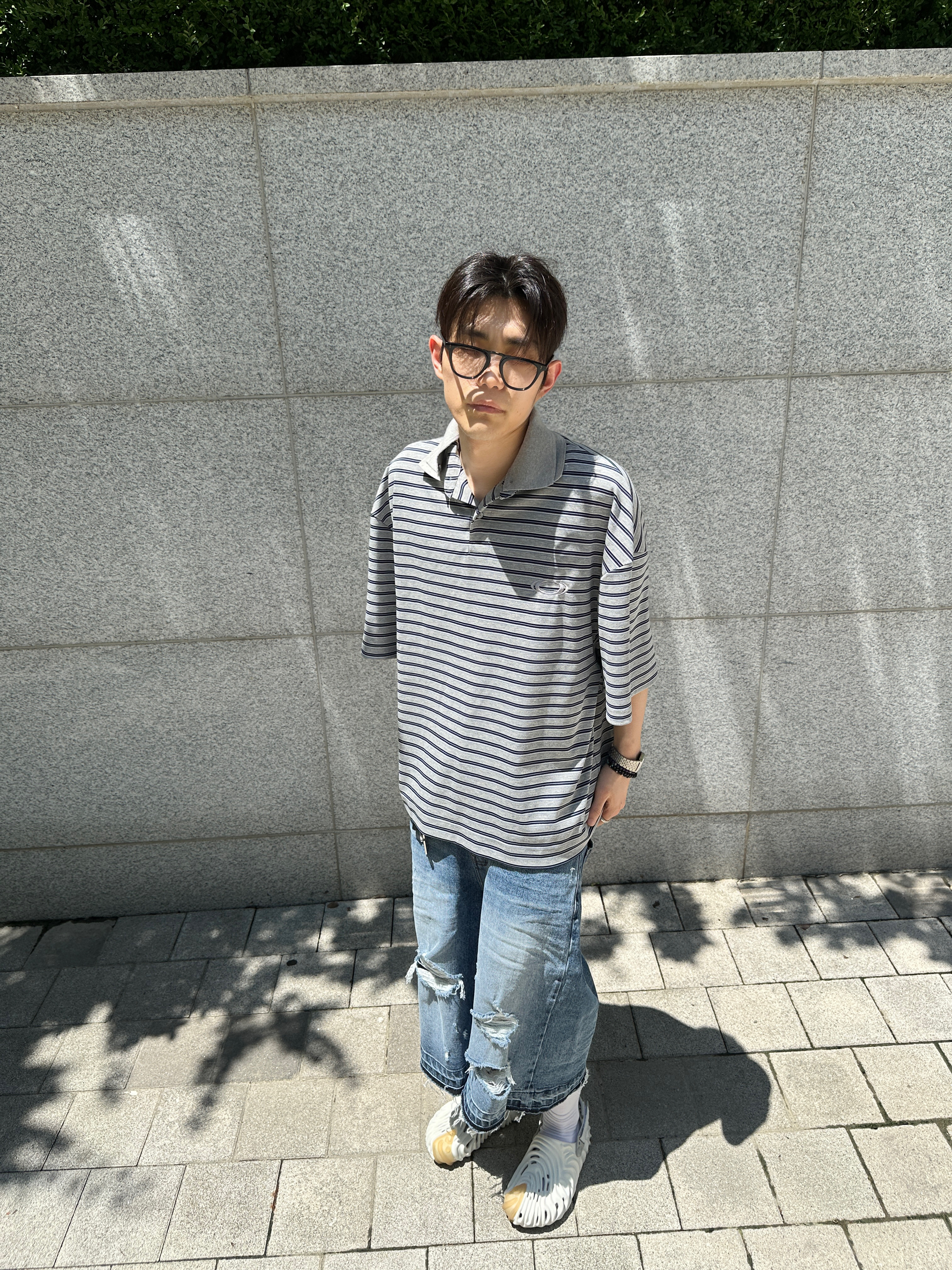 [KREAM 단독] Civision by CSC Double Collar Polo Grey Blue Striped, [더블적립]Farfromwhat Far VTG Jean Shorts Blue 착용 스타일 - 1