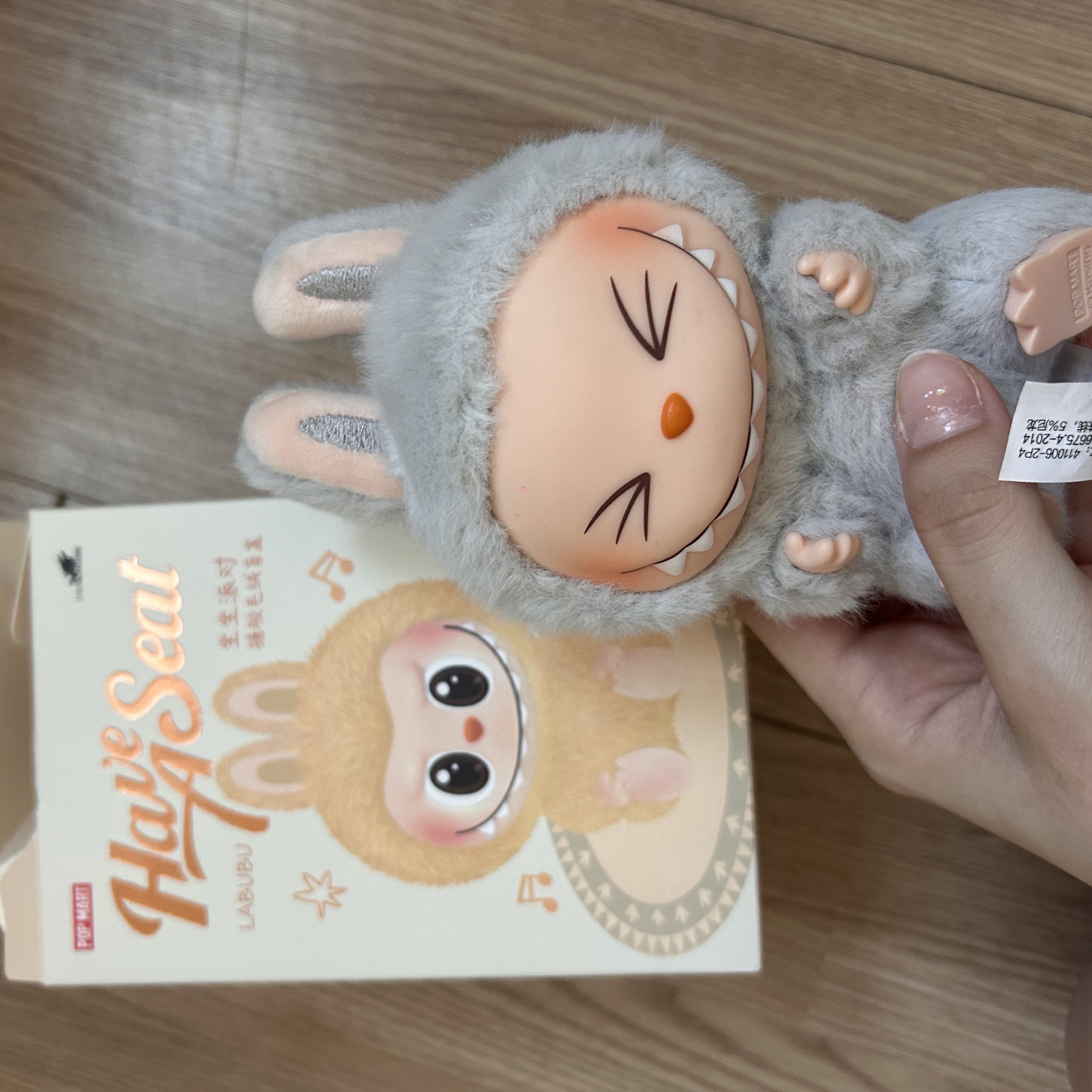 Pop Mart Labubu Let's Play Together Doll Series Sealed Case (1 Blind Box) 착용 스타일