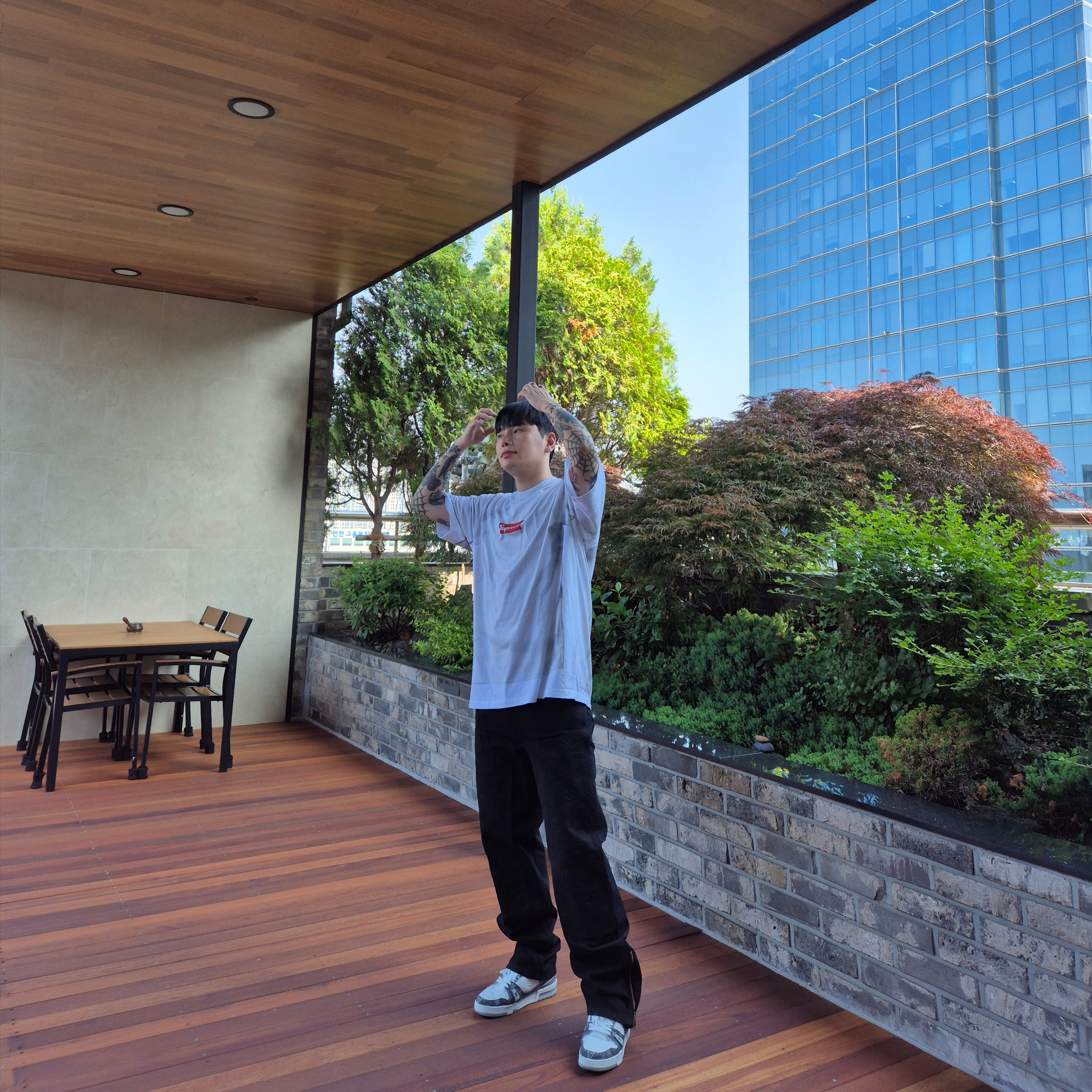 Supreme x MM6 Maison Margiela Box Logo T-Shirt White - 24SS, Louis Vuitton Denim Carpenter Pants Washed Black 착용 스타일