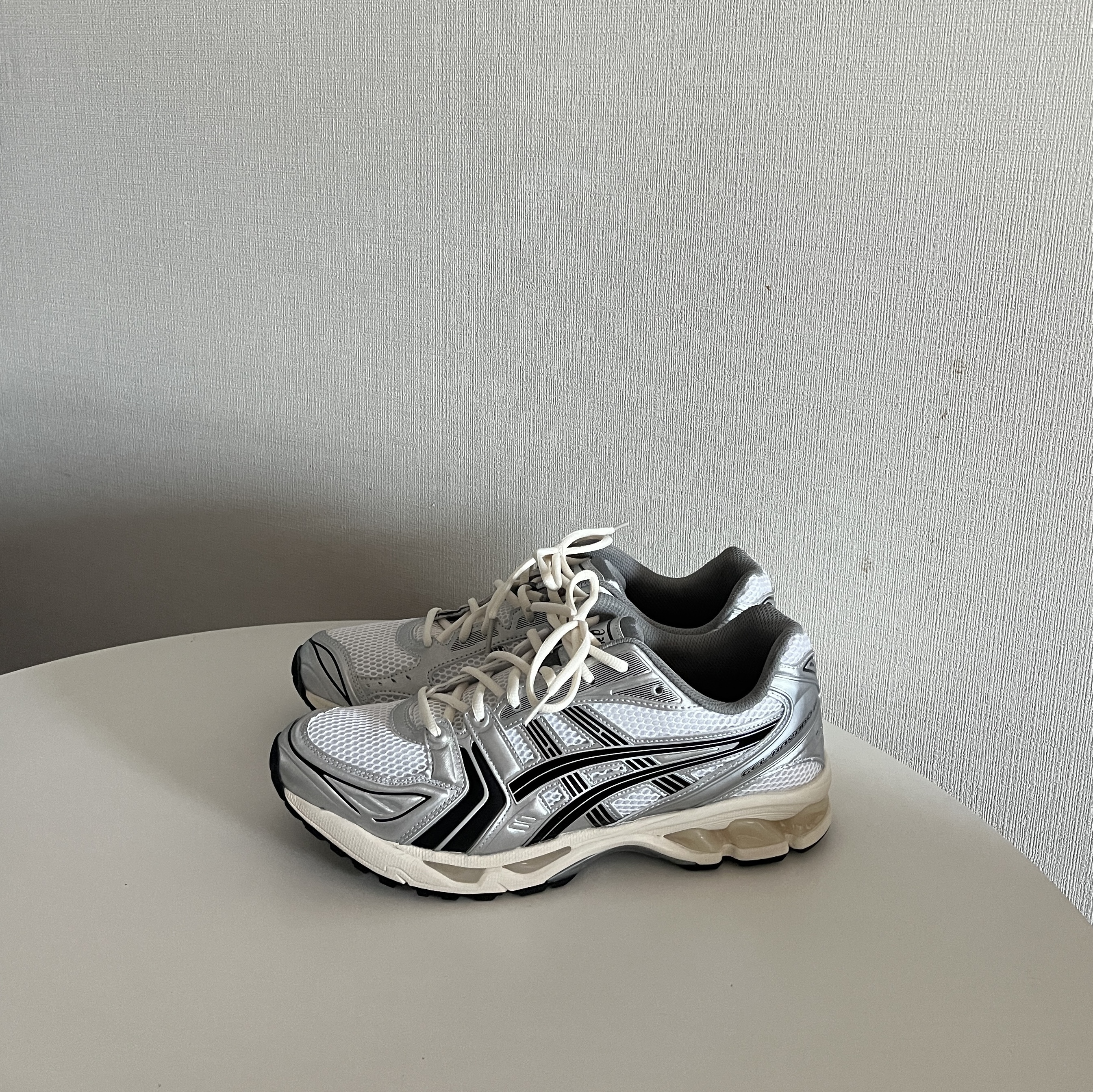 Asics x JJJJound Gel-Kayano 14 White Midnight 착용 스타일