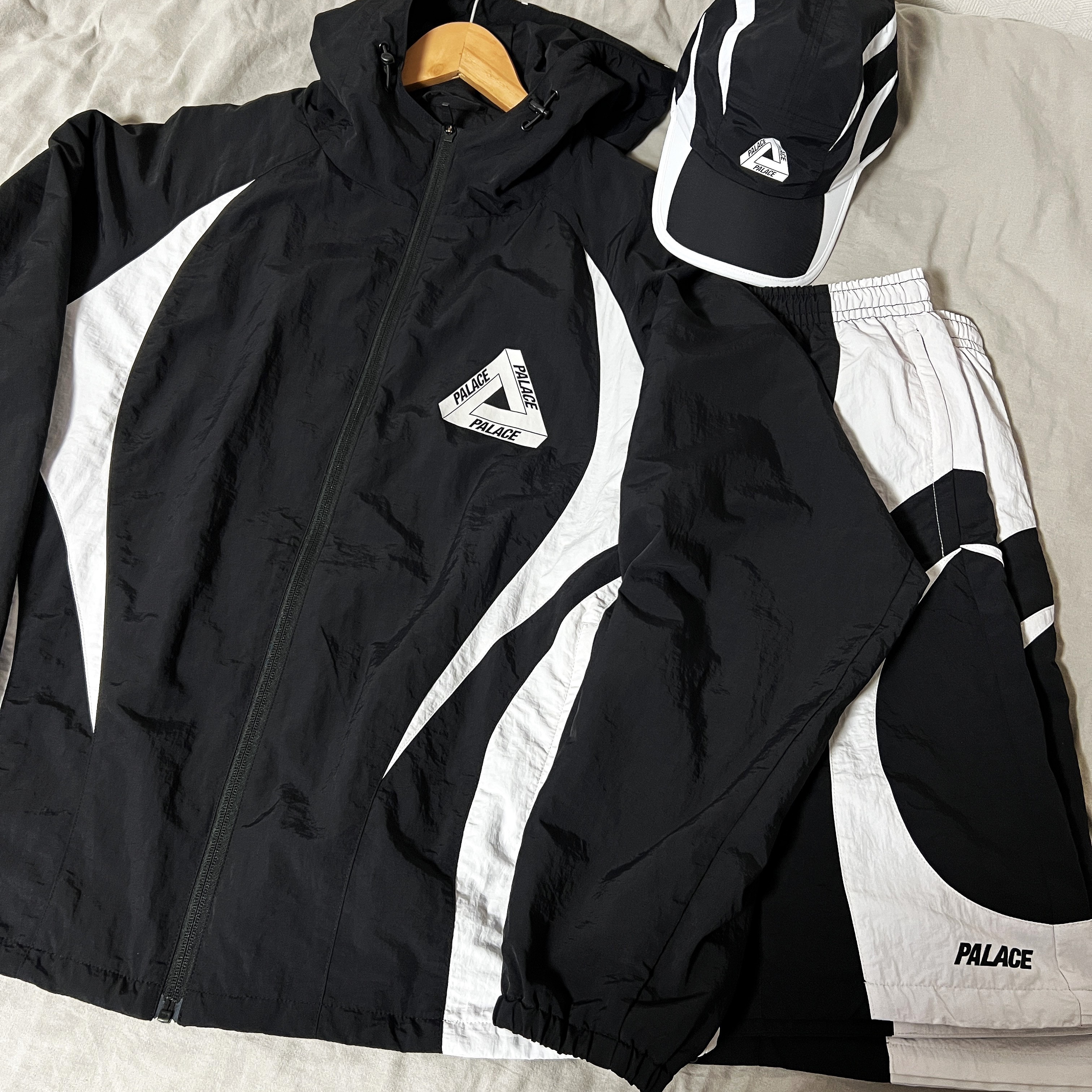 Palace P-Track Jacket Black - 25SS, Palace P-Track Shorts Black - 25SS 착용 스타일