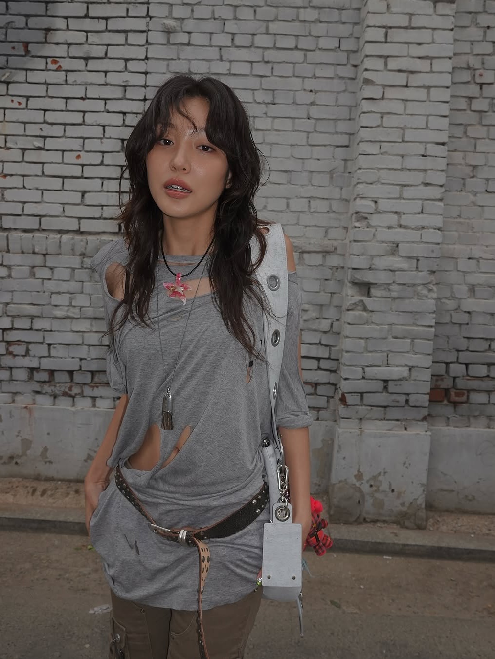 [KREAM 단독] Vacant Archive Bella Wide Strap Hobo Bag Dirty White, [KREAM 단독] Vacant Archive Bella Wide Strap Hobo Bag Crack Black 착용 스타일