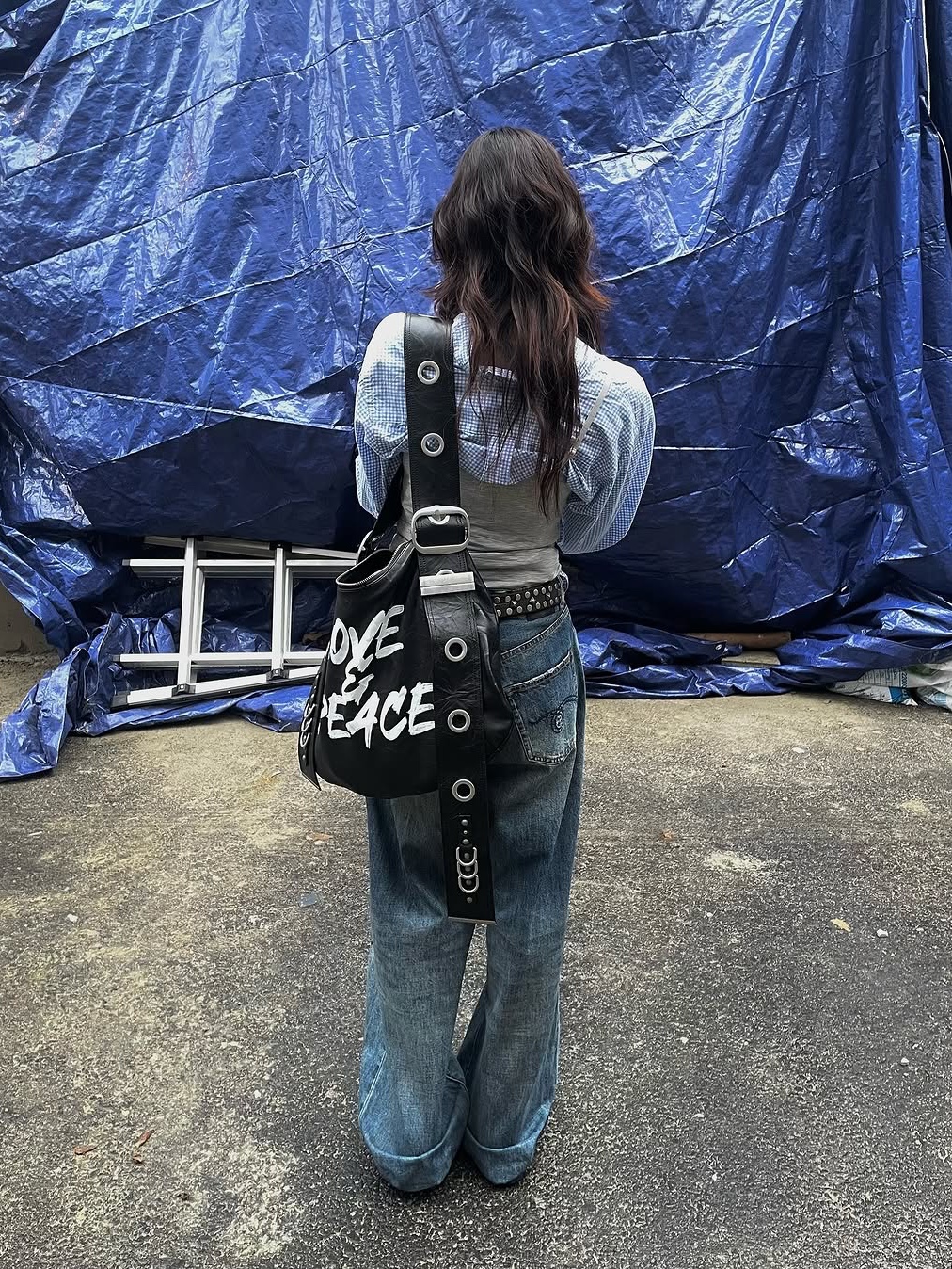 [KREAM 단독] Vacant Archive Bella Wide Strap Hobo Bag Crack Black, [KREAM 단독] Vacant Archive Bella Wide Strap Hobo Bag Dirty White 착용 스타일