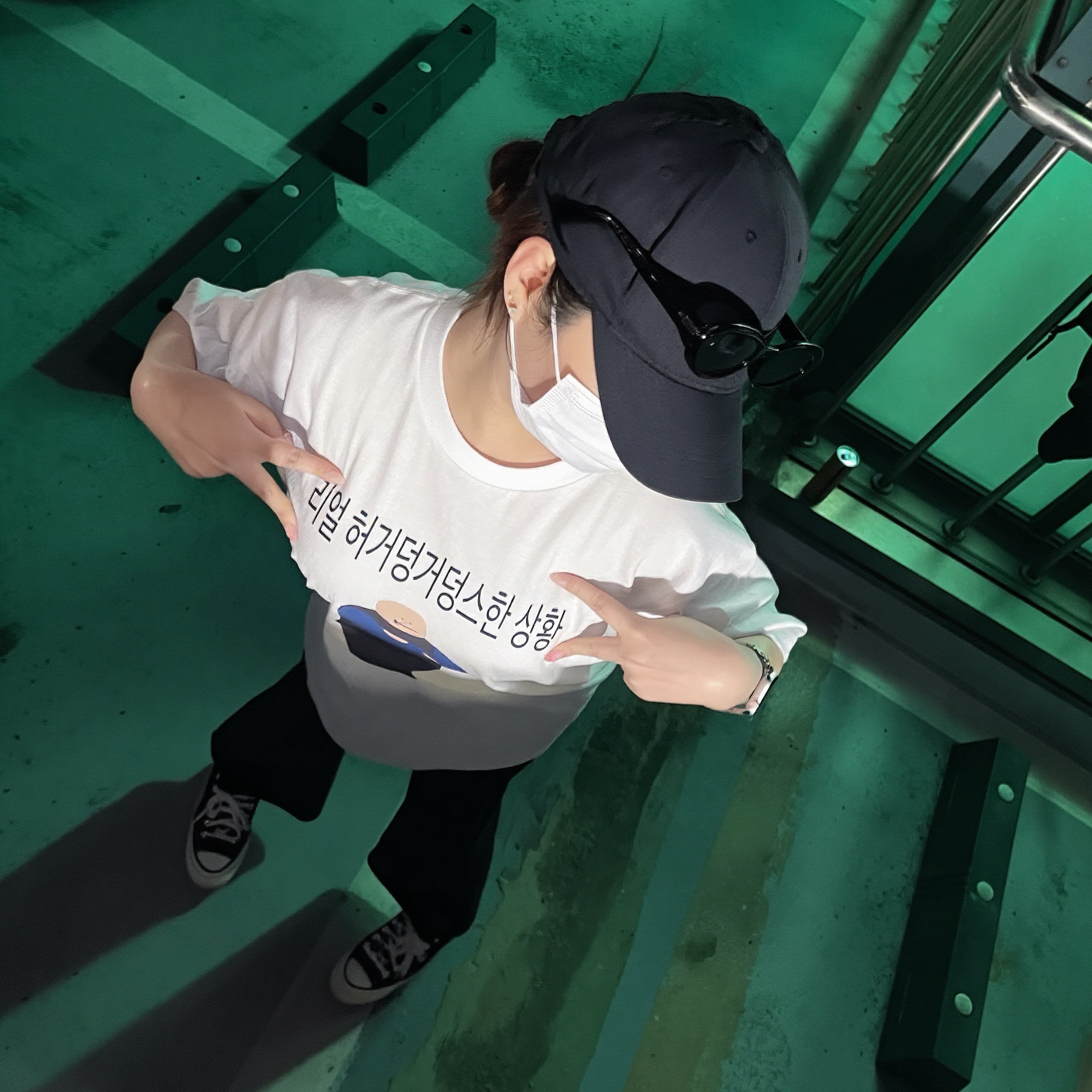 itiscoolthing Real Heogeodeong-Geodeongseuhan Situation T-Shirts White 착용 스타일 - 1