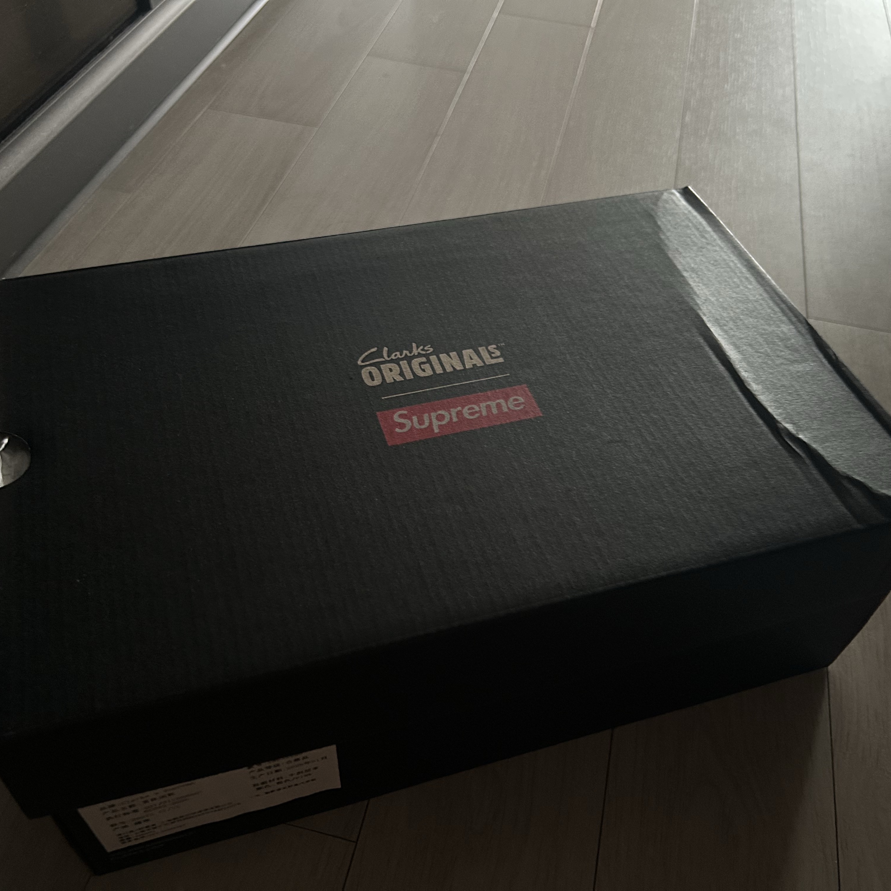Clarks x Supreme Reflective Wallabee Pink - 25SS, Clarks x Supreme Patent Leather Wallabee Black 착용 스타일 - 4