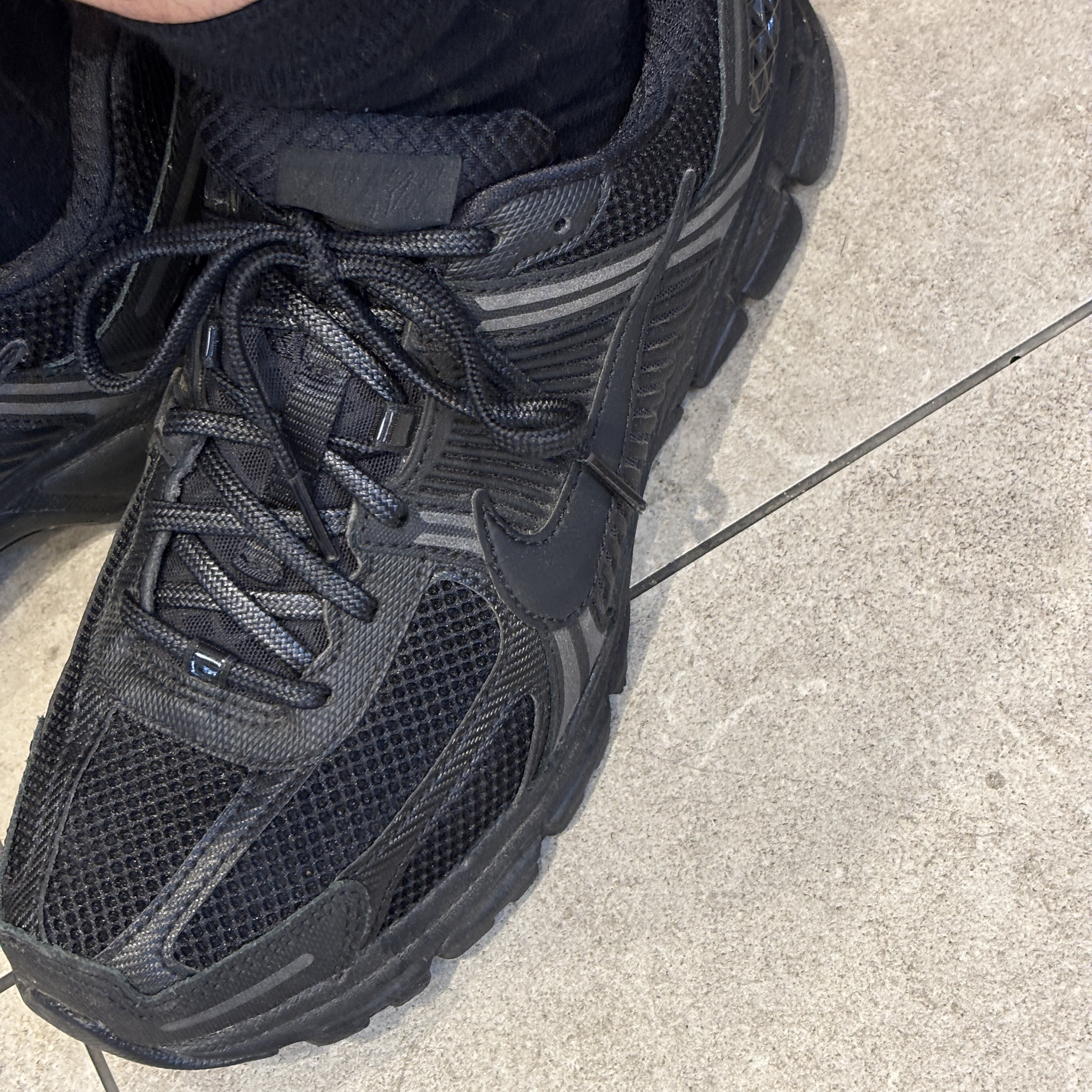 Nike Zoom Vomero 5 SP Black 착용 스타일 - 3