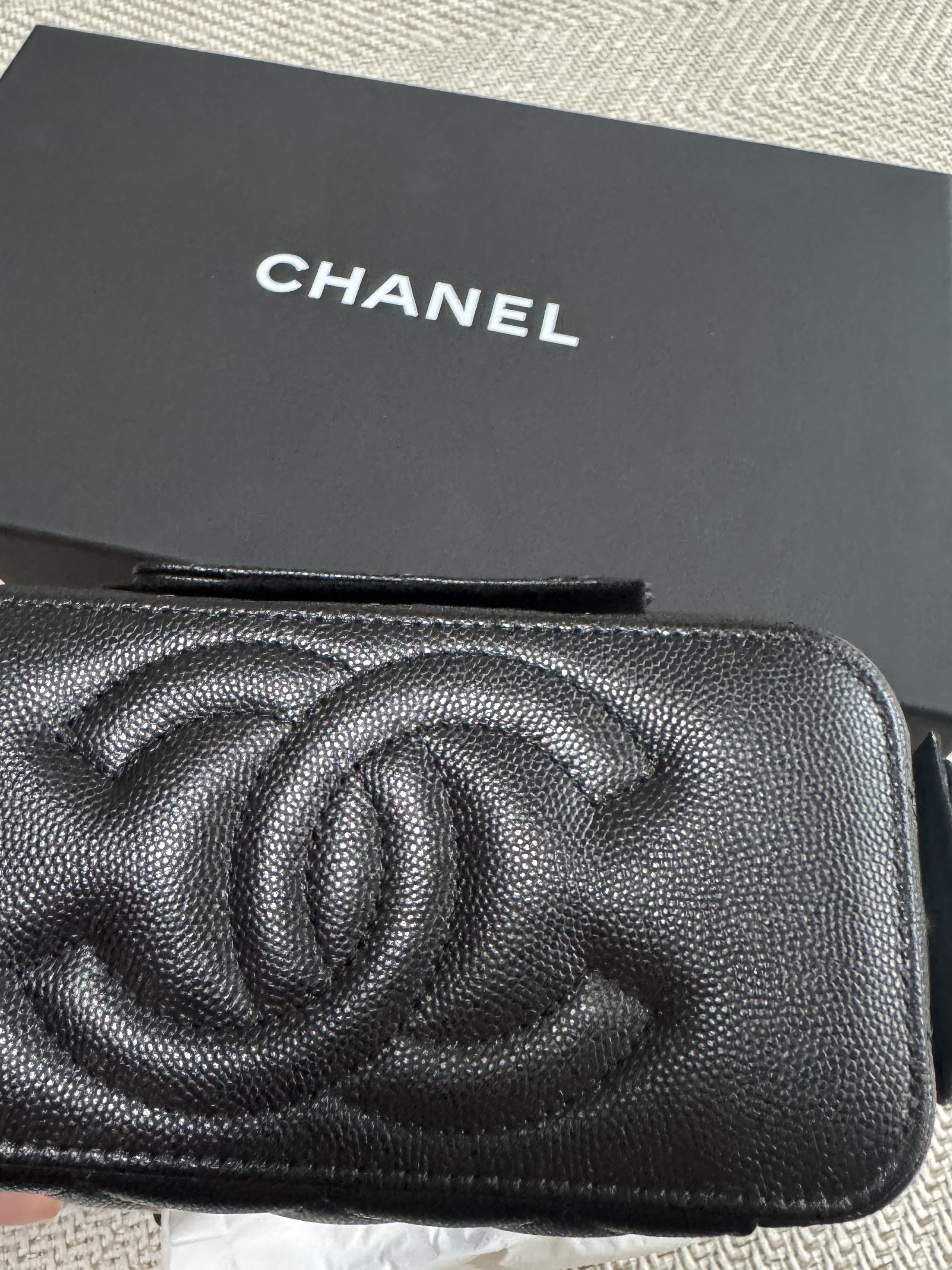 Chanel Vanity With Chain Grained Shiny Calfskin & Gold Black 착용 스타일 - 2