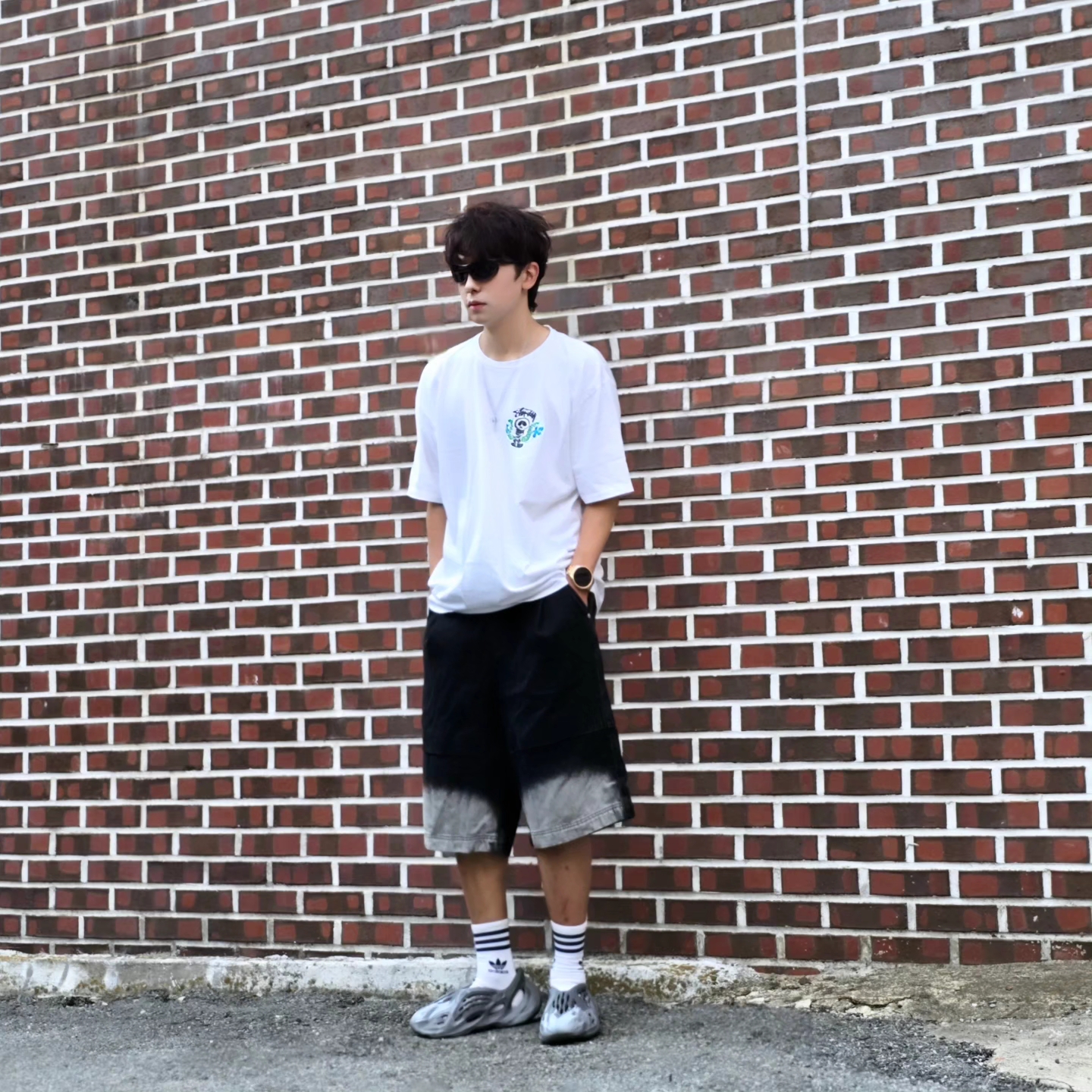 Stussy Skull Crest T-Shirt White, Adidas Yeezy Foam RNNR MX Granite 착용 스타일 - 1