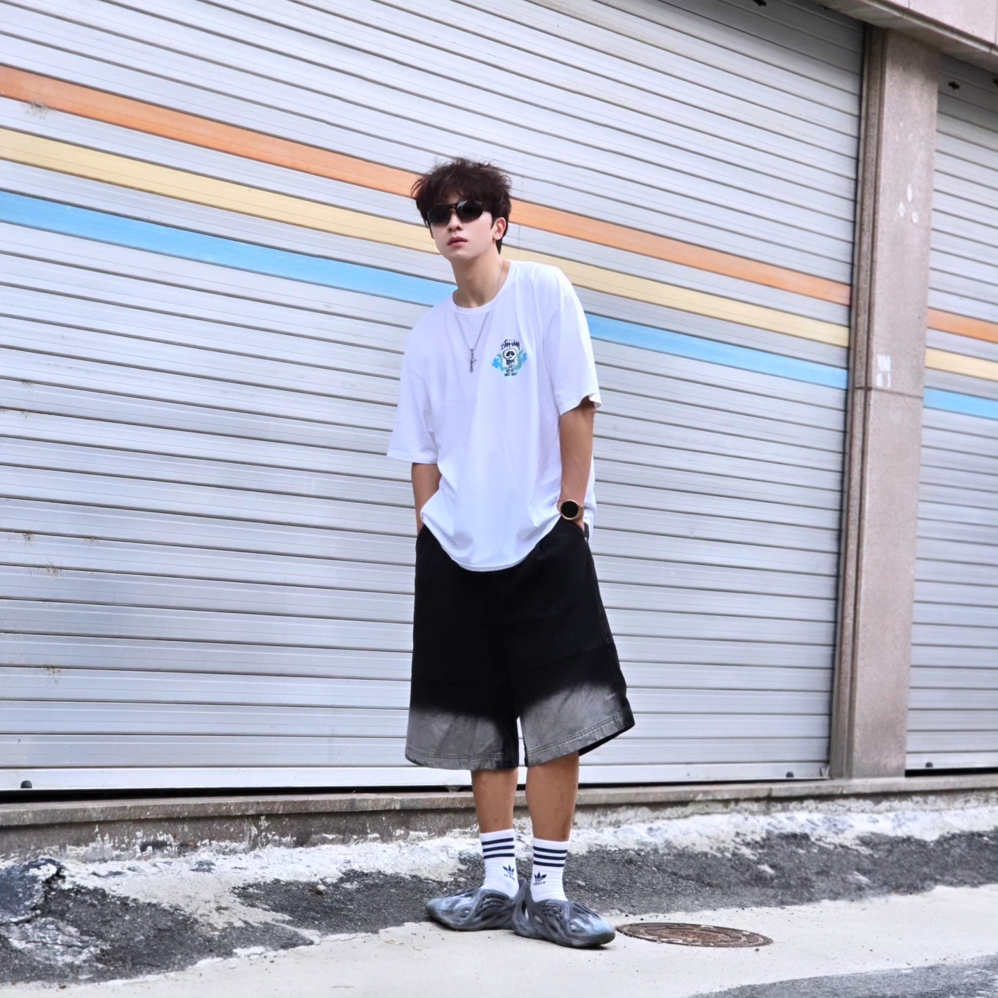 Stussy Skull Crest T-Shirt White, Adidas Yeezy Foam RNNR MX Granite 착용 스타일 - 4