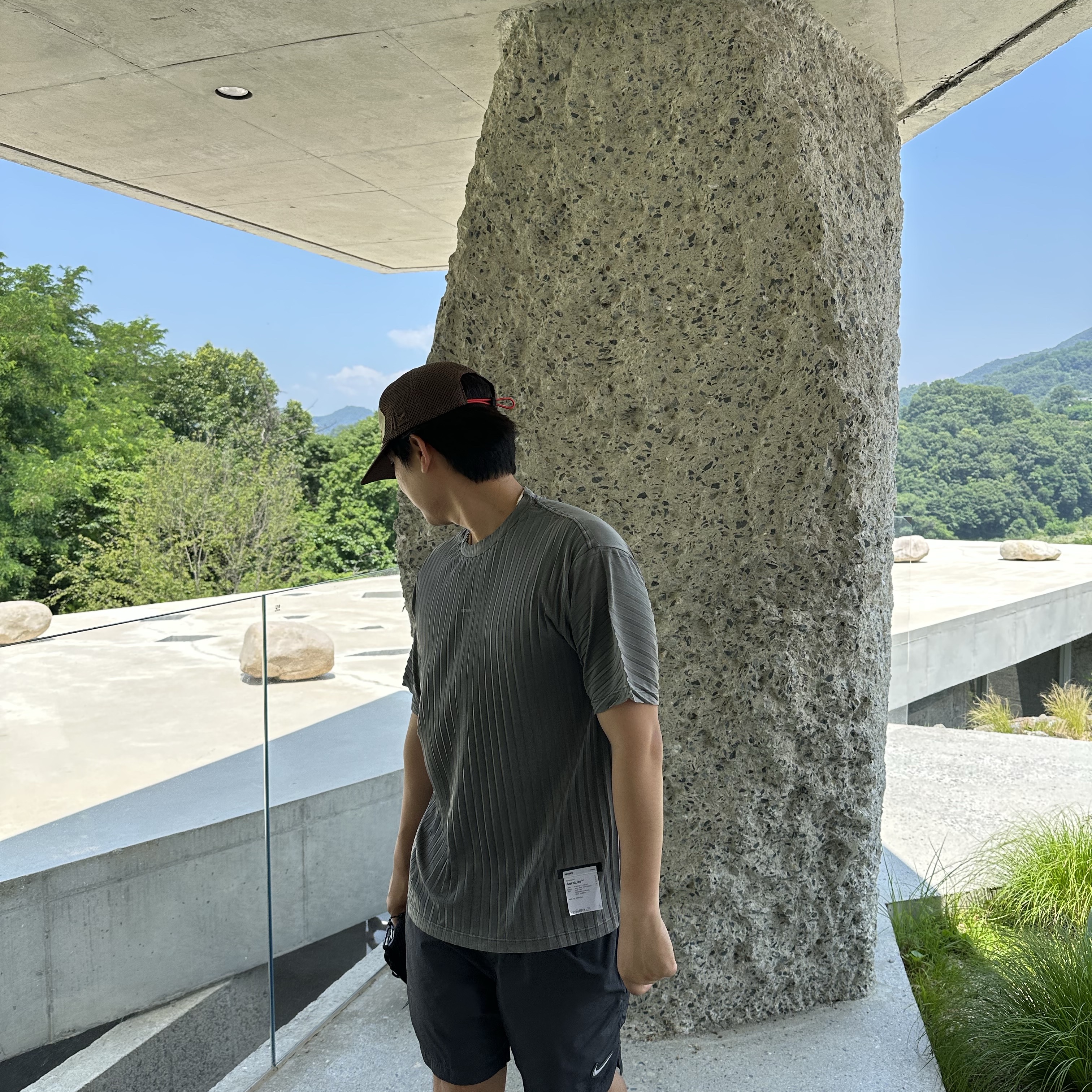 Satisfy Auralite Pleated T-Shirt Mineral Graphite, Alex Zono I Dig Running Trucker Hat OG Brown 착용 스타일 - 2
