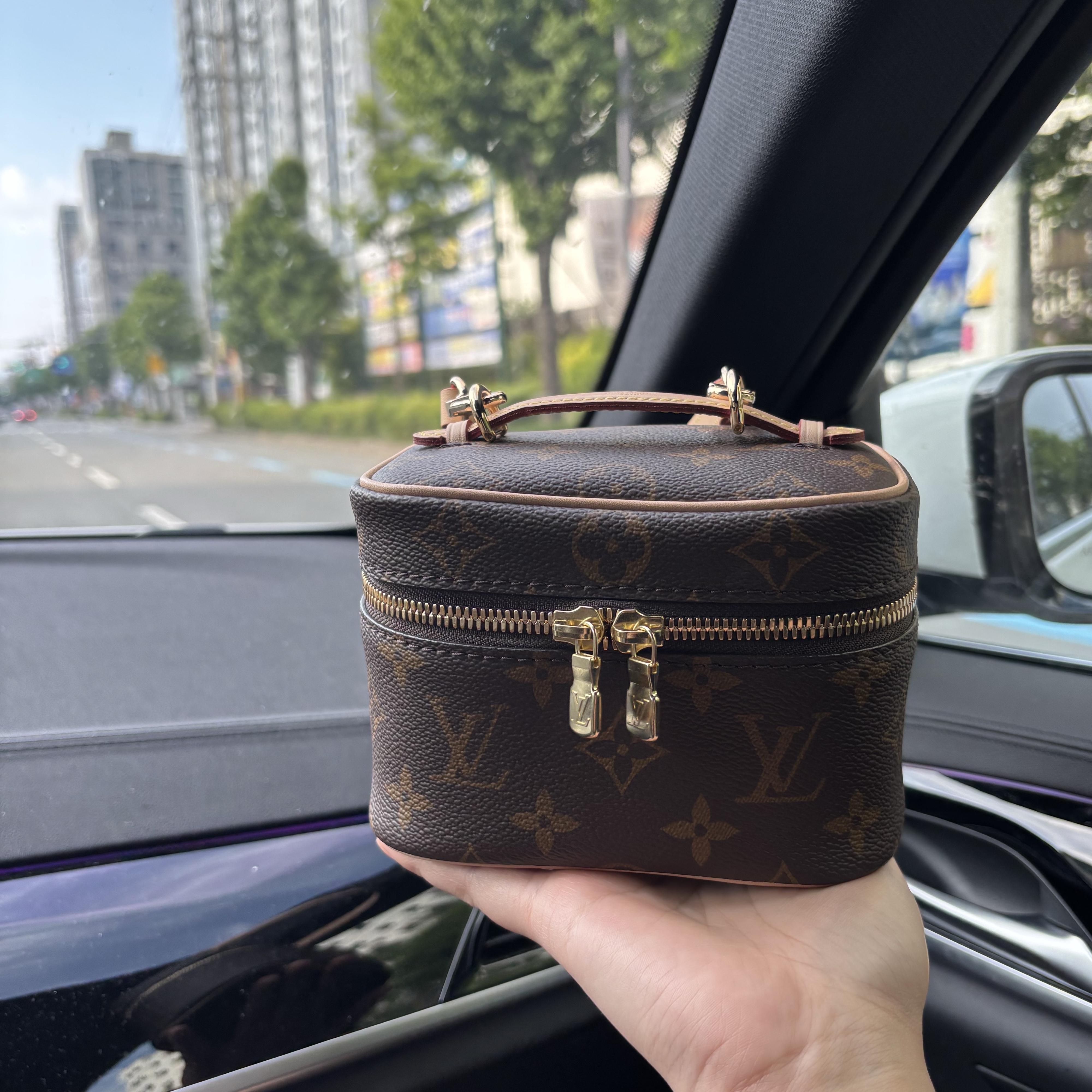 Louis Vuitton Nice Nano Toiletry Pouch Monogram 착용 스타일