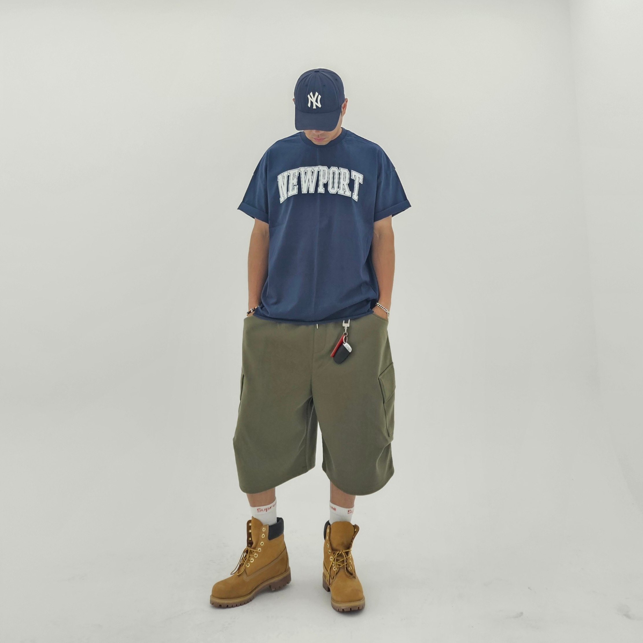 Supreme Hanes Crew Socks White (4 Pack), Timberland Premium 6 inch Waterproof Boot Wheat Nubuck - Medium 착용 스타일 - 1