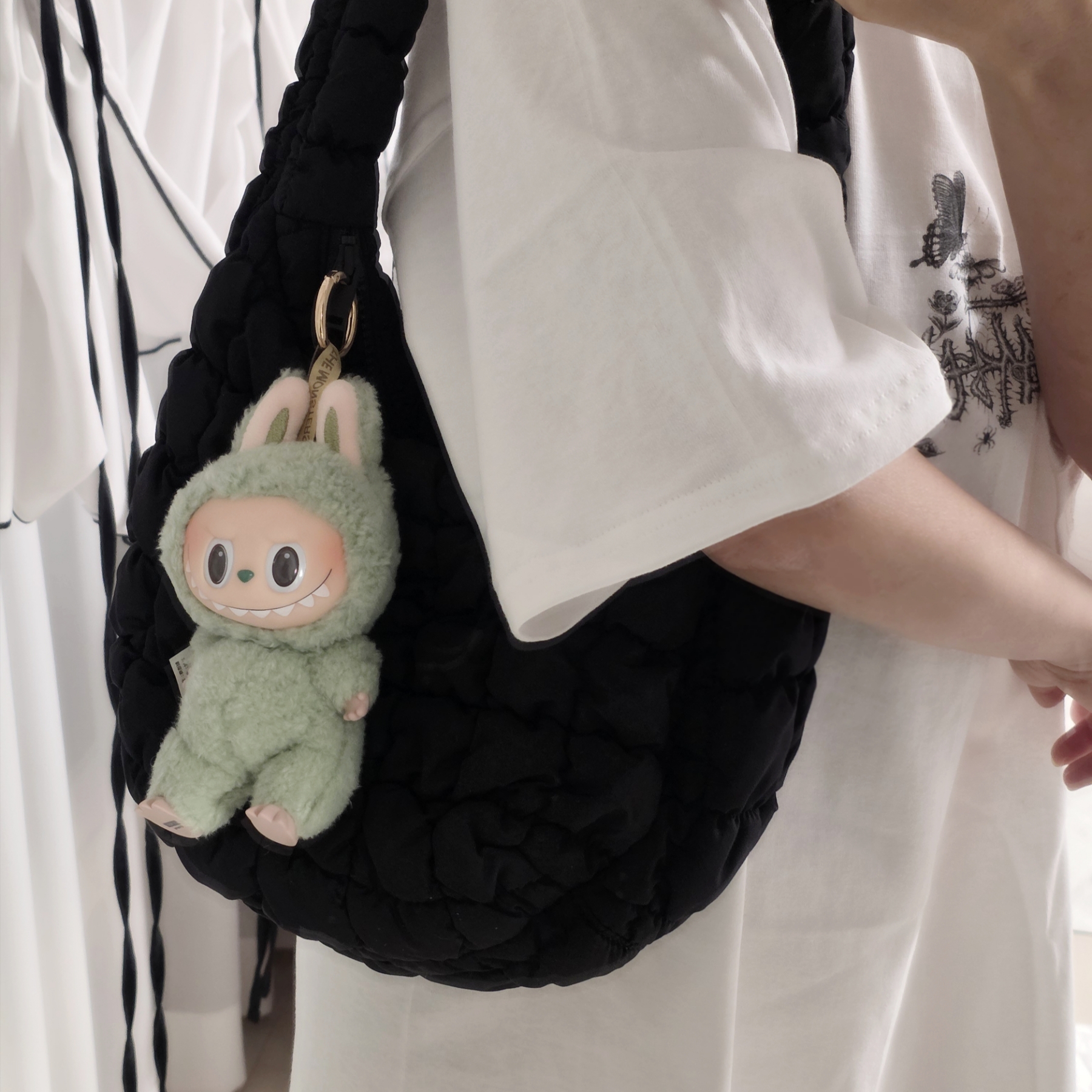 Stussy In Bloom T-Shirt White, Pop Mart Labubu The Monsters Labubu Tasty Macarons Series Green Grape Keyring 착용 스타일