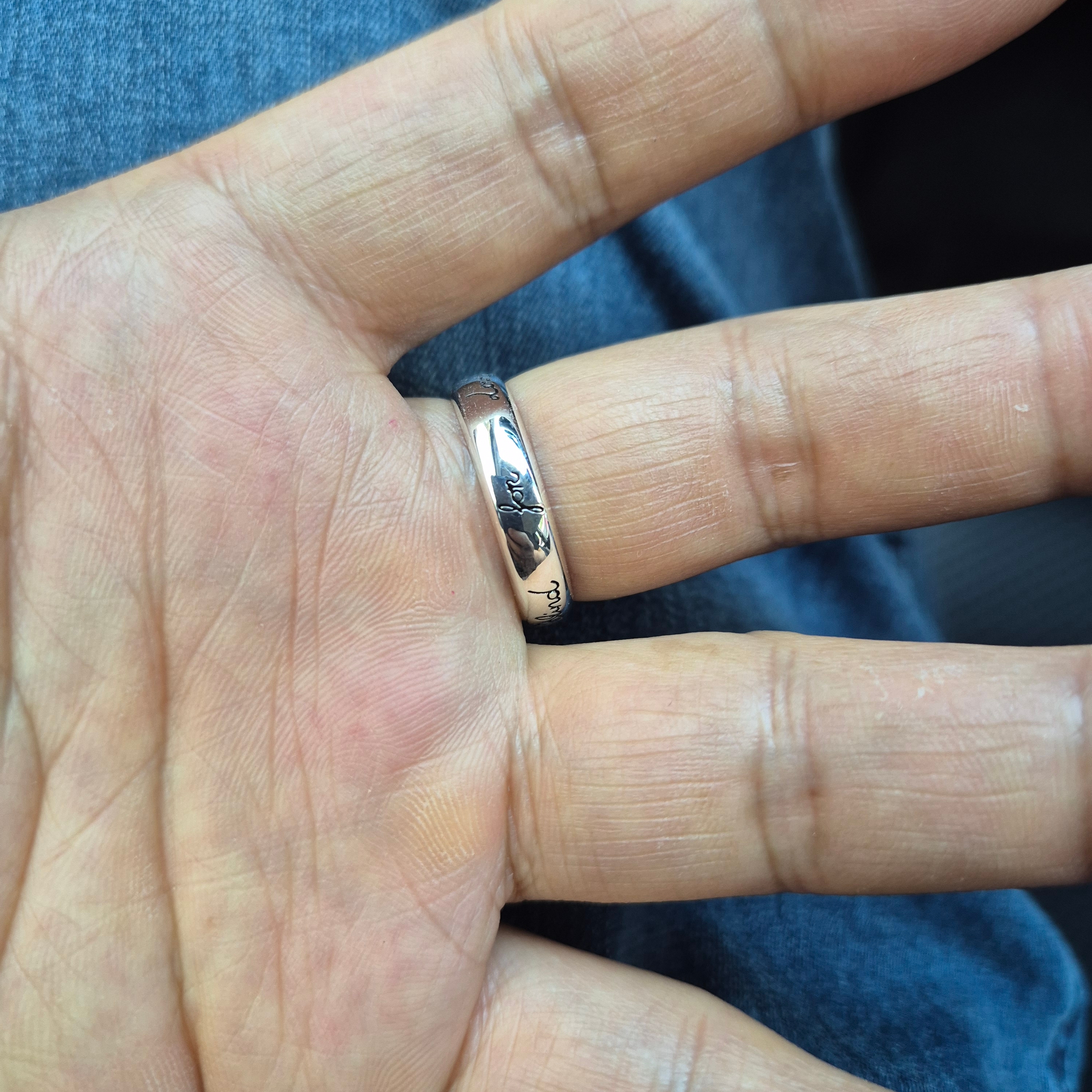 Gucci Blind For Love Ring Silver 착용 스타일 - 1