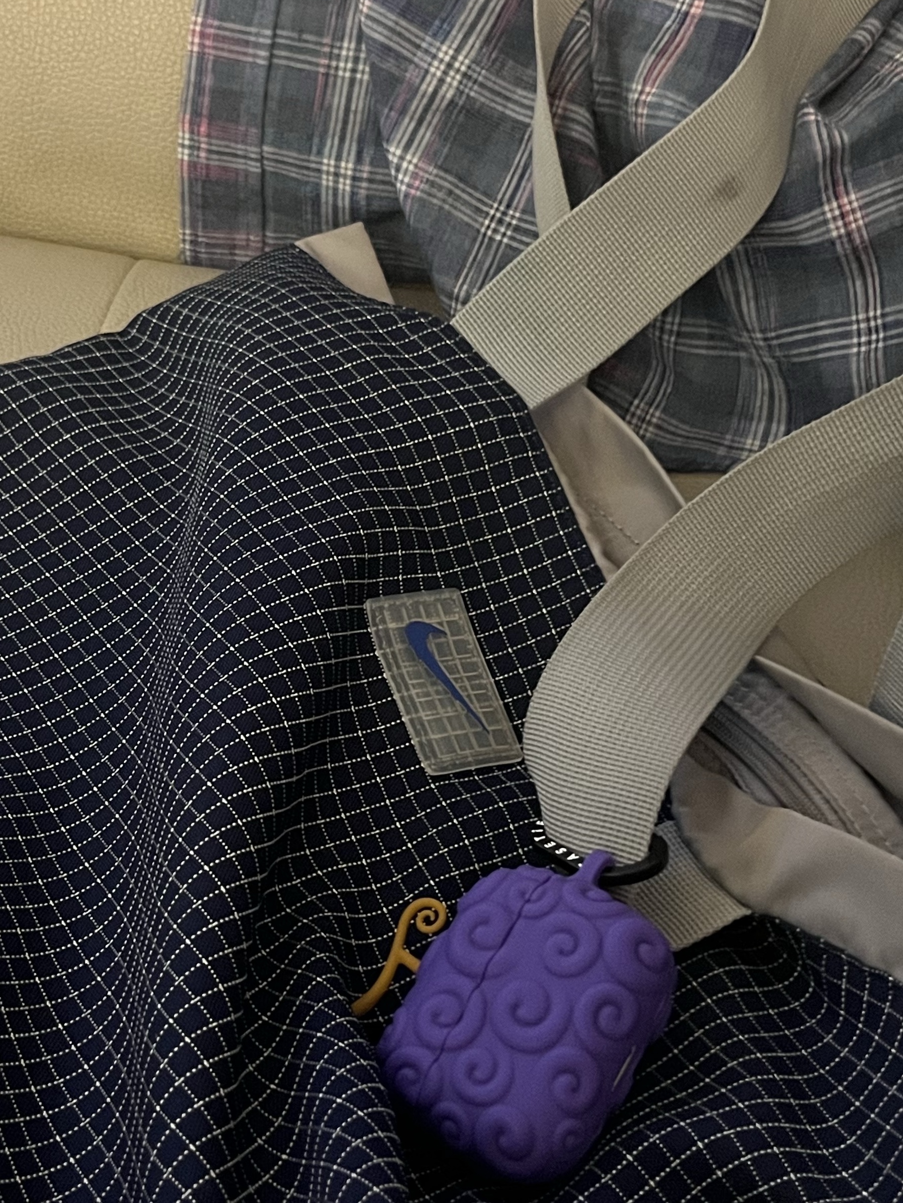 Chrome Hearts Silichrome CH Cross Pendant Purple 2022/2023, Casetify x One Piece Gum Gum Fruit Collectible AirPods Pro 1st/2nd Gen Case 착용 스타일 - 2