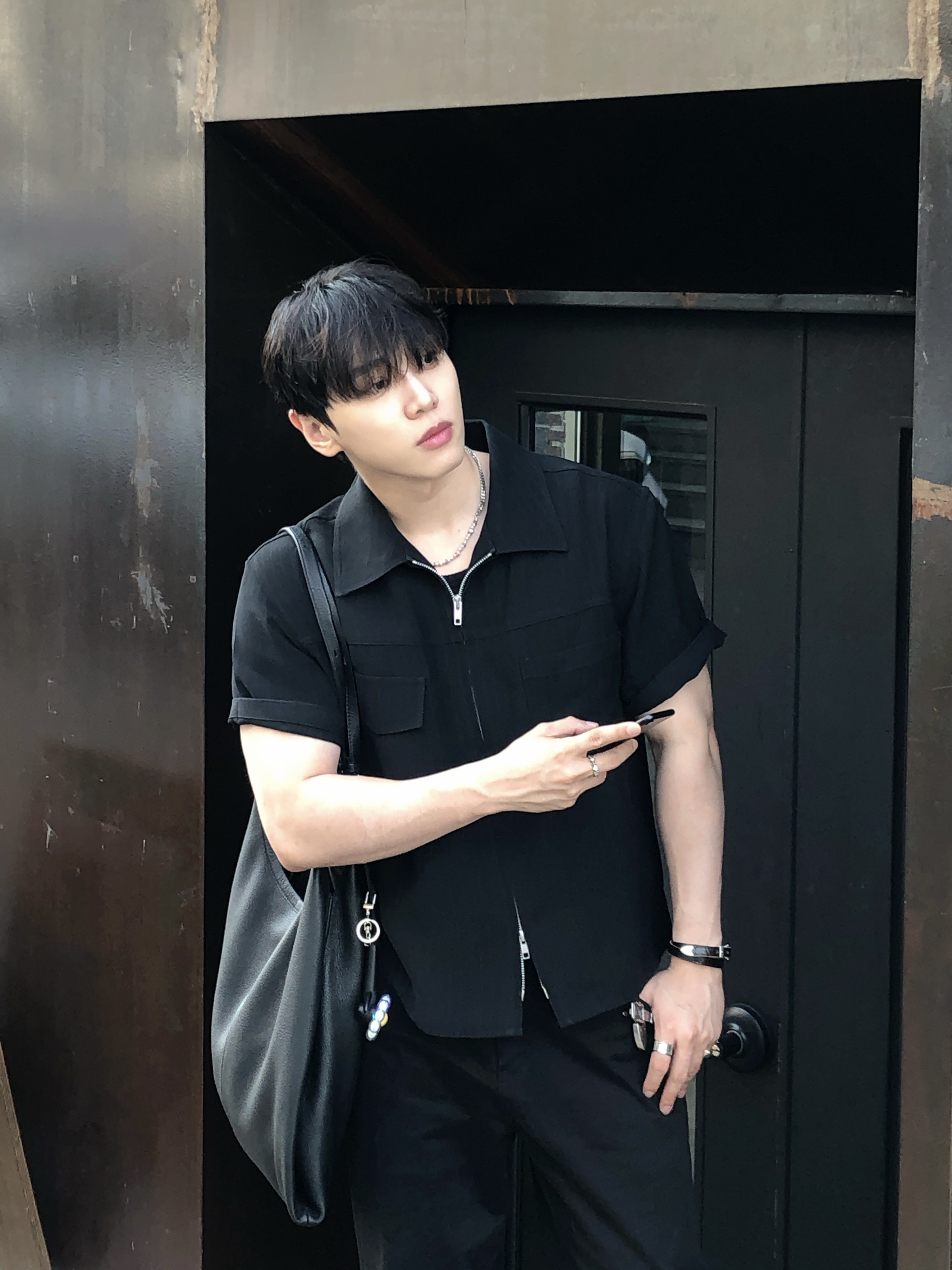 Haleine Cropped Stripe Zip Shirt Black 착용 스타일 - 2