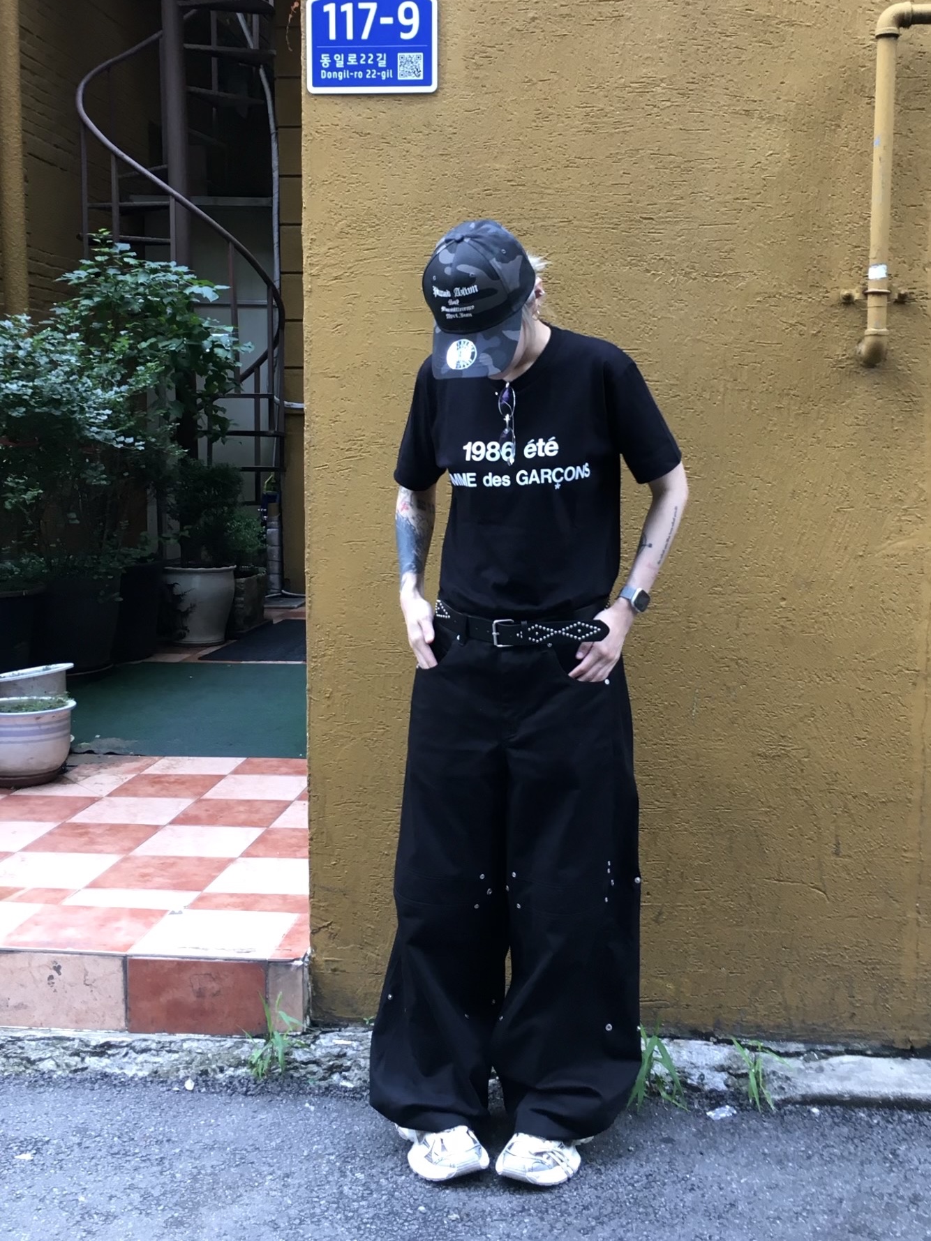 Gentle Monster x Maison Margiela MM217 Silver Clear, CDG 1986 Comme des Garcons T-Shirt Black 착용 스타일 - 2
