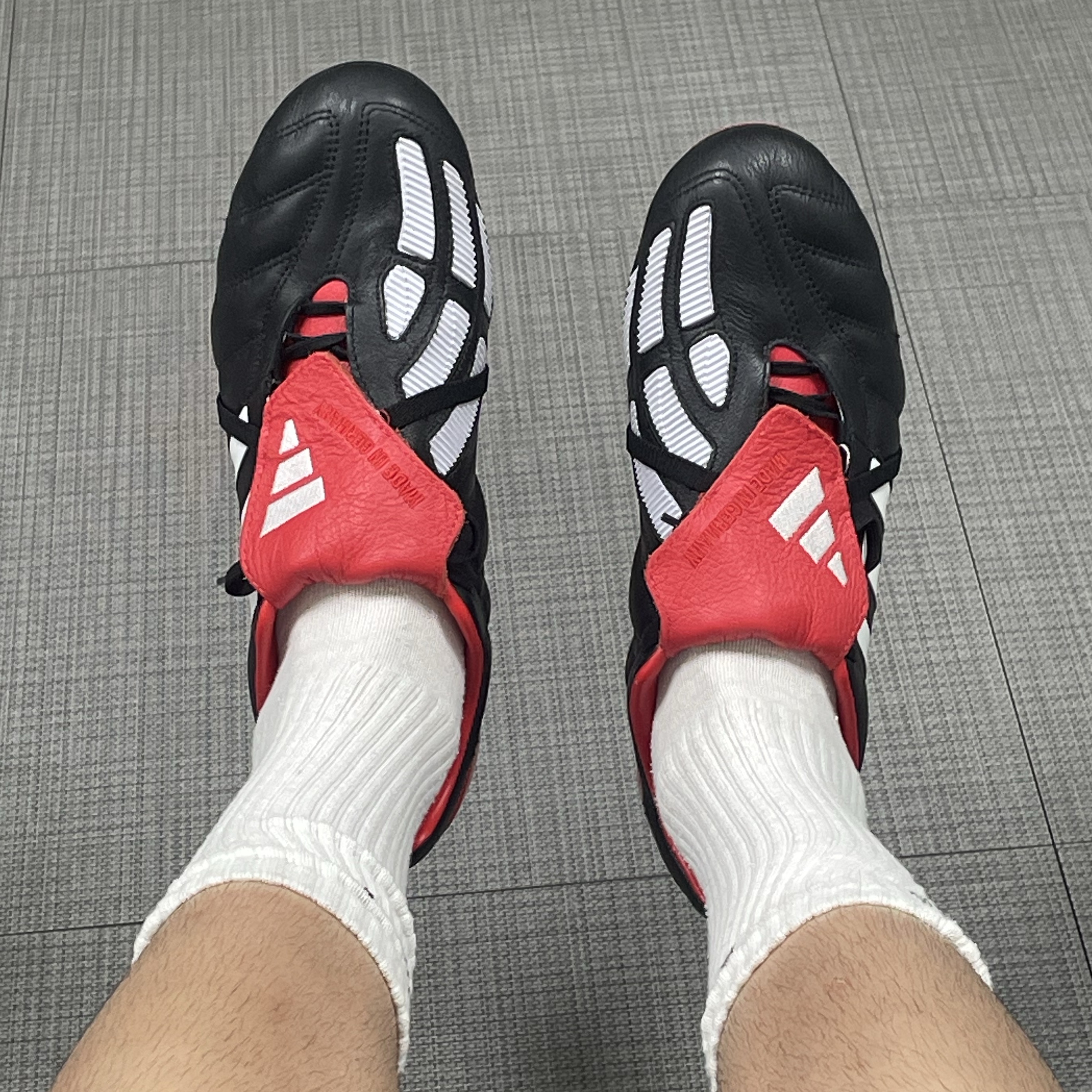 Adidas Predator Mania Black Vivid Red 착용 스타일 - 2