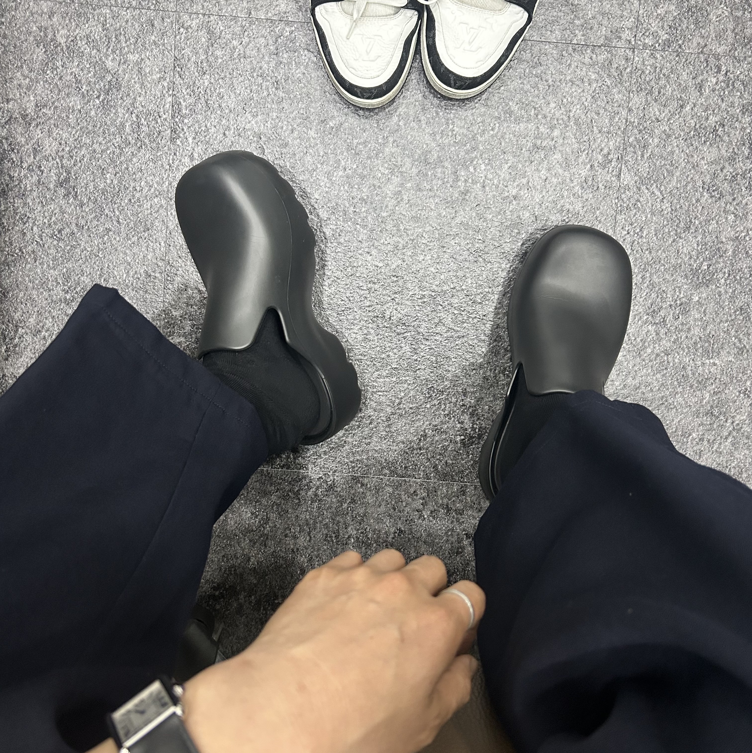 Bottega Veneta Rubber Flash Clog Black 착용 스타일