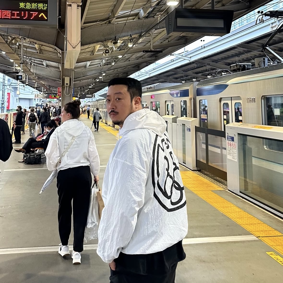 Yeezy x Gosha Rubchinskiy Vulture WB-01 Jacket White 착용 스타일 - 1