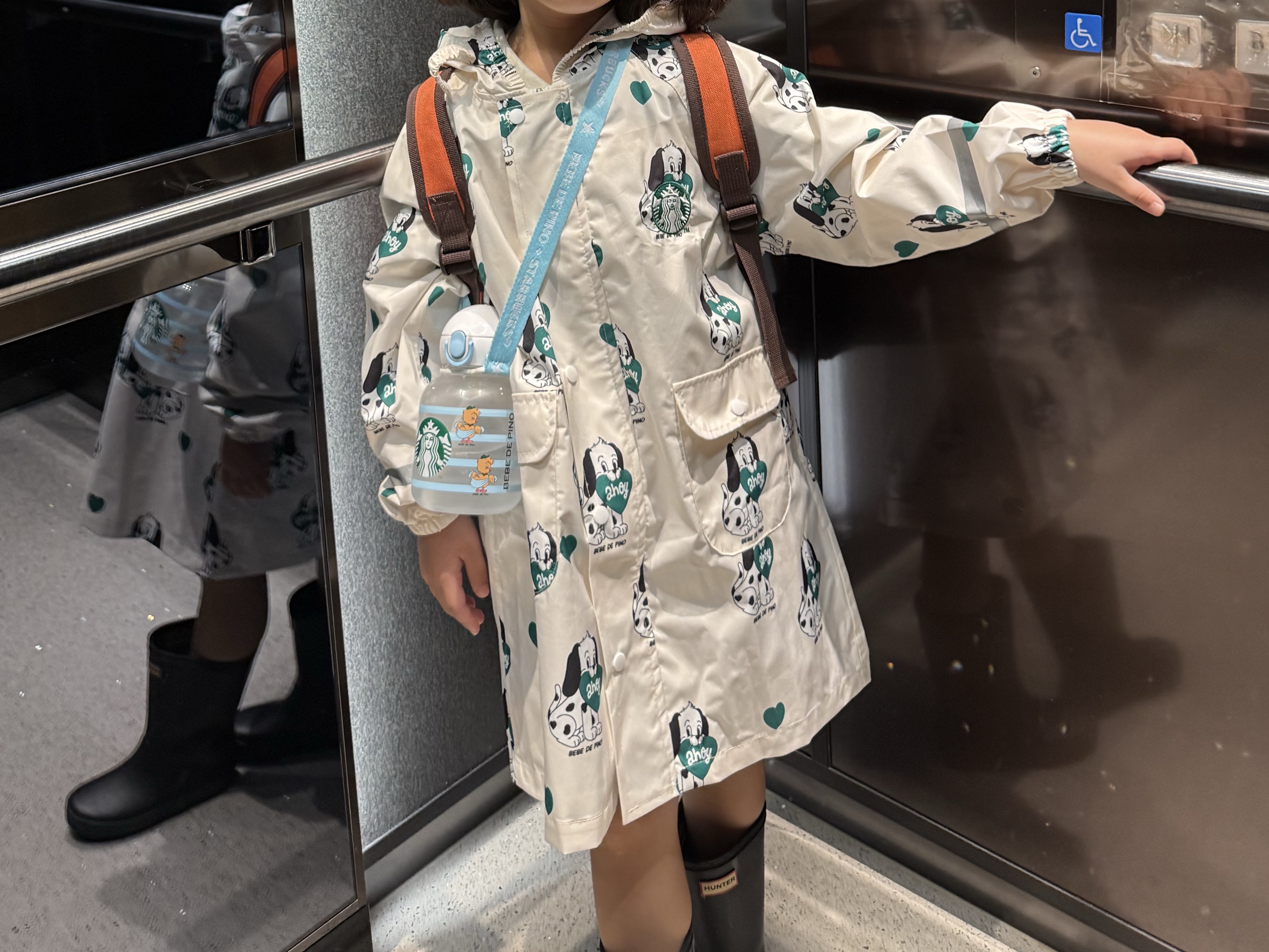 Starbucks x Bebe De Pino Raincoat M White 착용 스타일