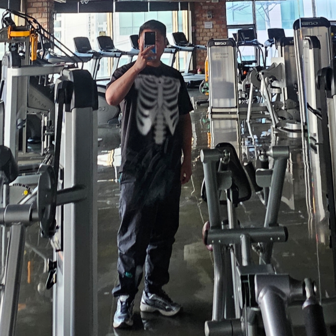 Darkr8m Studio Shibuya Logo Bones T-Shirt Black 착용 스타일 - 1