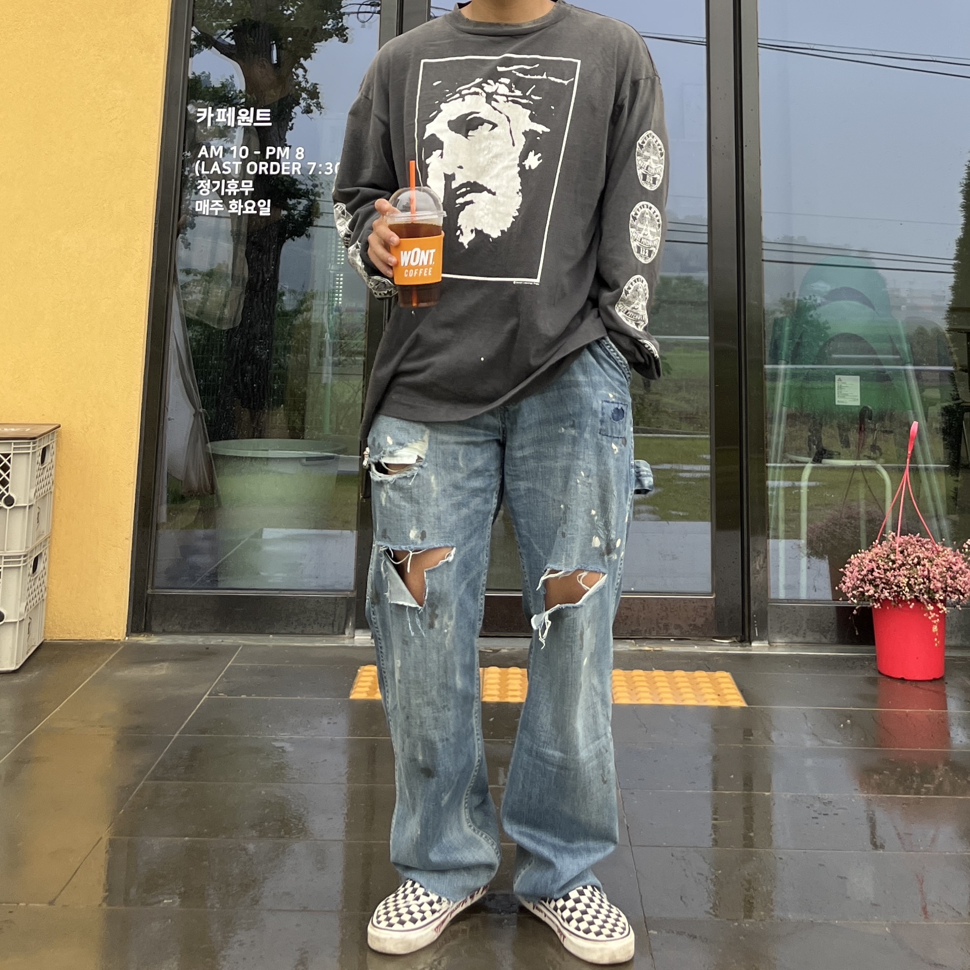 Saint Mxxxxxx Love Saint L/S T-Shirt Black - 25SS, Saint Mxxxxxx Painter Denim Pants Blue - 24SS 착용 스타일