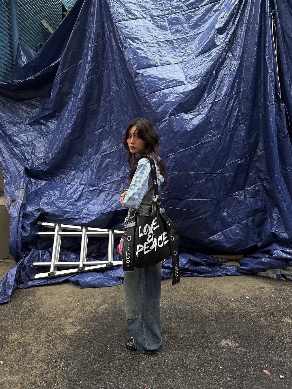 [KREAM 단독] Vacant Archive Bella Wide Strap Hobo Bag Crack Black, [KREAM 단독] Vacant Archive Bella Wide Strap Hobo Bag Dirty White 착용 스타일
