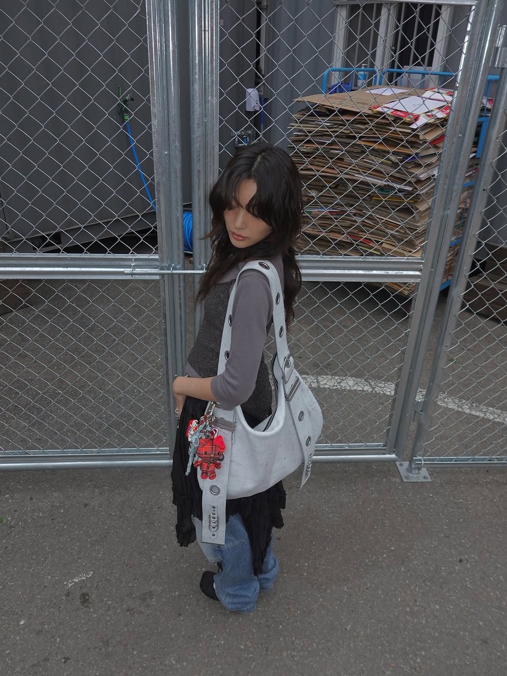 [KREAM 단독] Vacant Archive Bella Wide Strap Hobo Bag Dirty White, [KREAM 단독] Vacant Archive Bella Wide Strap Hobo Bag Crack Black 착용 스타일