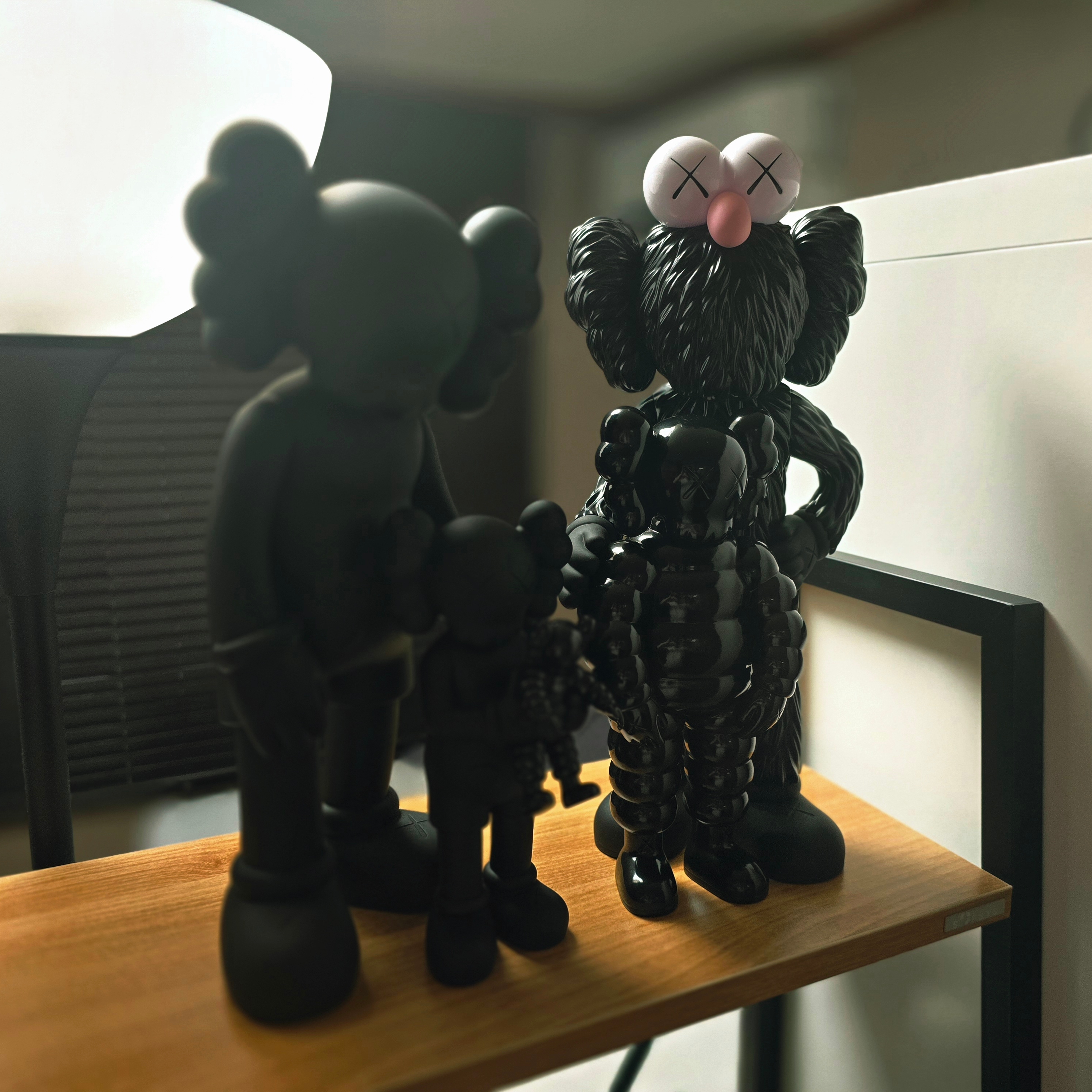 Kaws Family Vinyl Figure Black 착용 스타일 - 2
