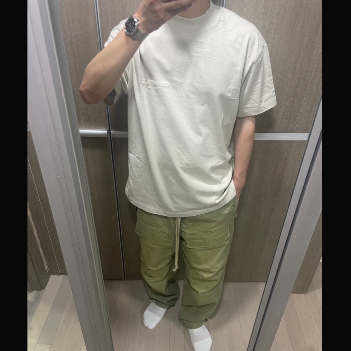 Essentials T-Shirt Wheat - 22SS, Fear of God Military Cargo Pants Green 착용 스타일