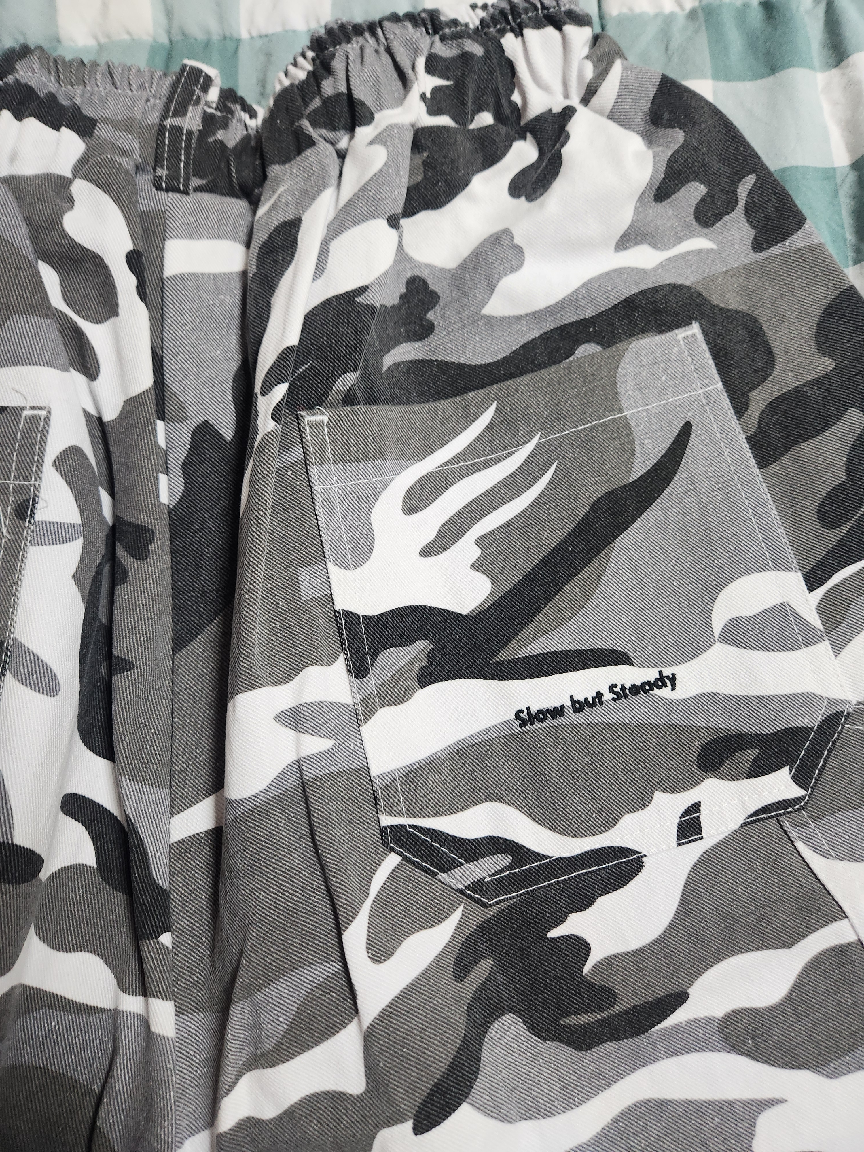 SLOW RECORD HOUSE Carpenter Bermuda Wide Camo Pants White 착용 스타일 - 3