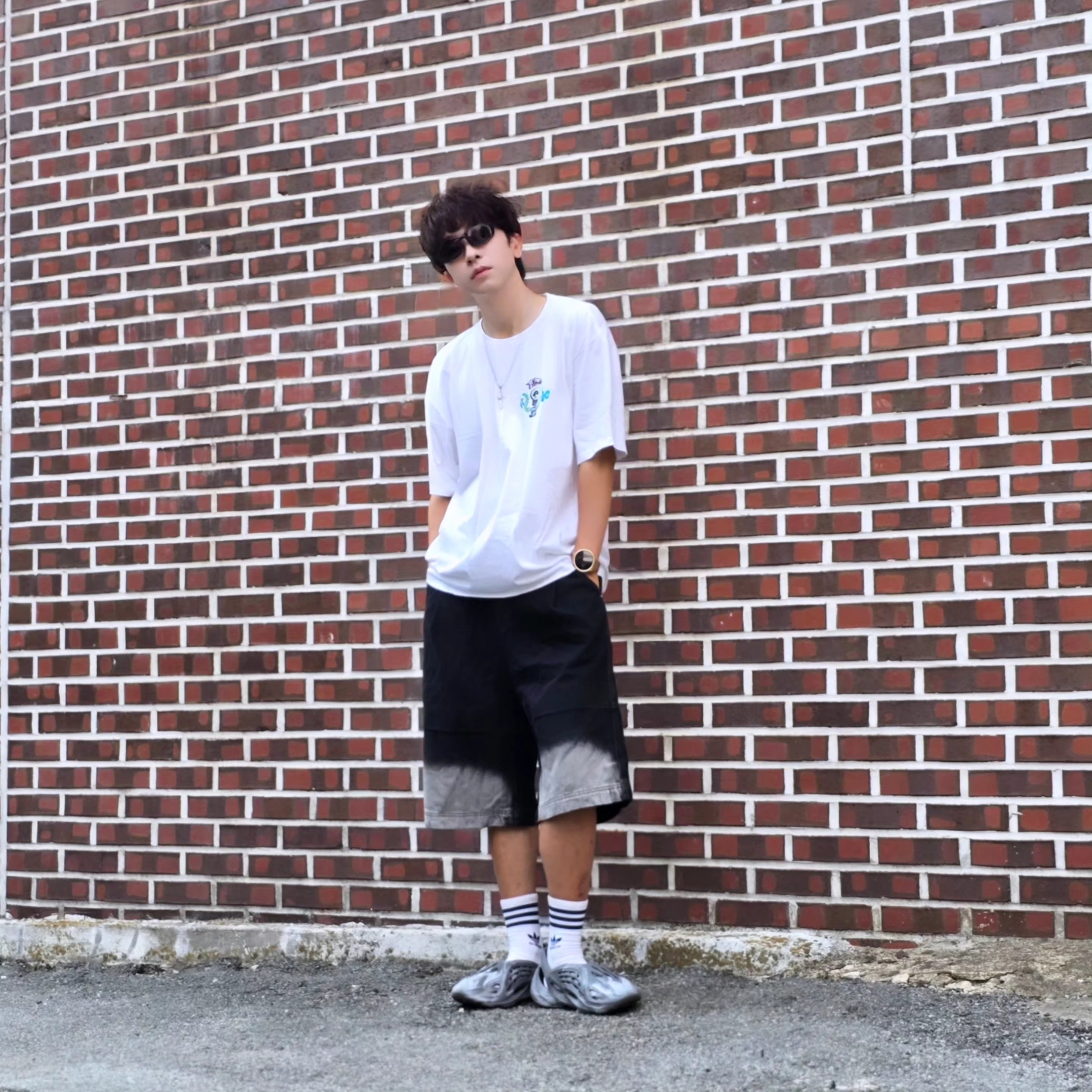 Stussy Skull Crest T-Shirt White, Adidas Yeezy Foam RNNR MX Granite 착용 스타일 - 2
