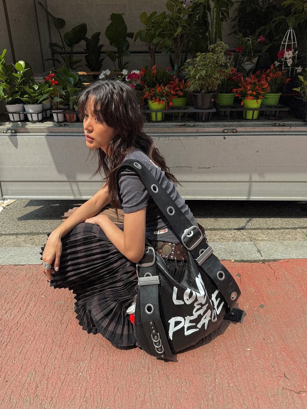 [KREAM 단독] Vacant Archive Bella Wide Strap Hobo Bag Crack Black, [KREAM 단독] Vacant Archive Bella Wide Strap Hobo Bag Dirty White 착용 스타일