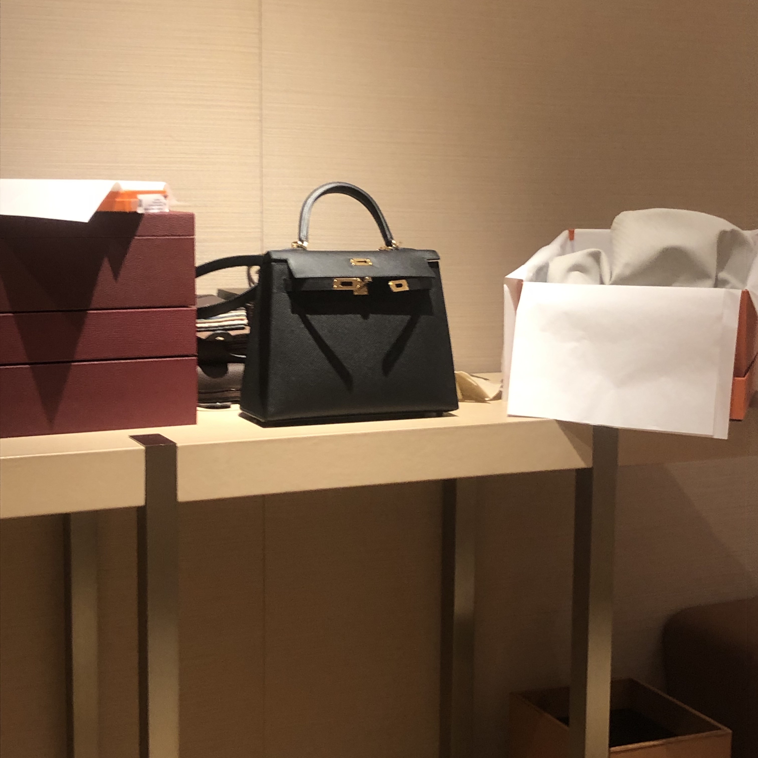 Hermes Kelly 25 Bag Sellier Epsom & Gold Noir 착용 스타일