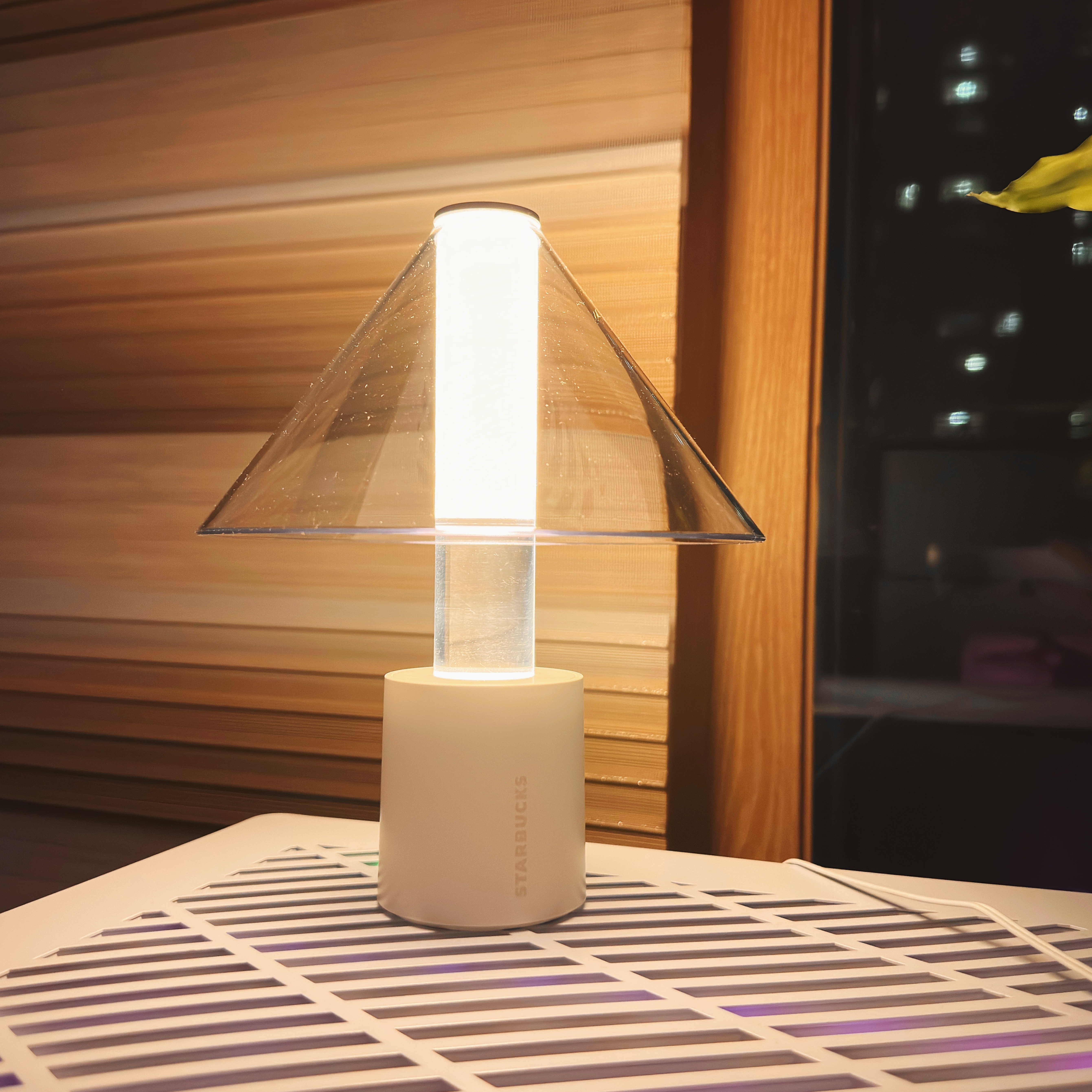 Starbucks x Bonakia Portable Lamp K White 착용 스타일 - 2