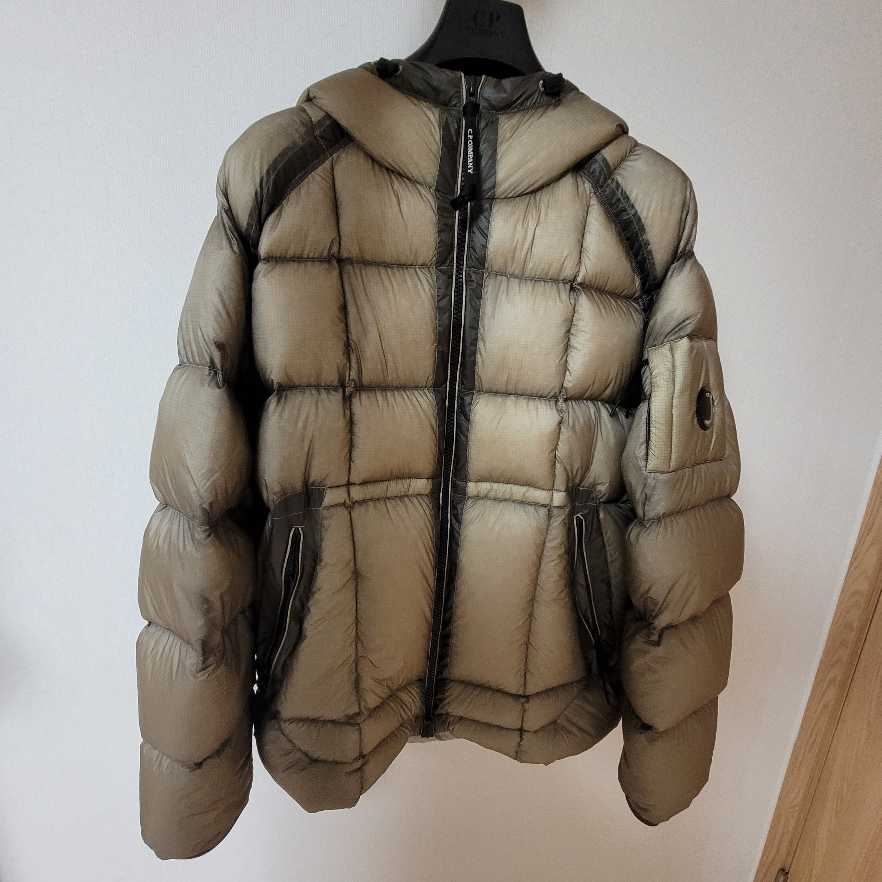 C.P. Company D.D. Shell Hooded Medium Down Jacket Vintage Khaki Beige - 24FW 착용 스타일